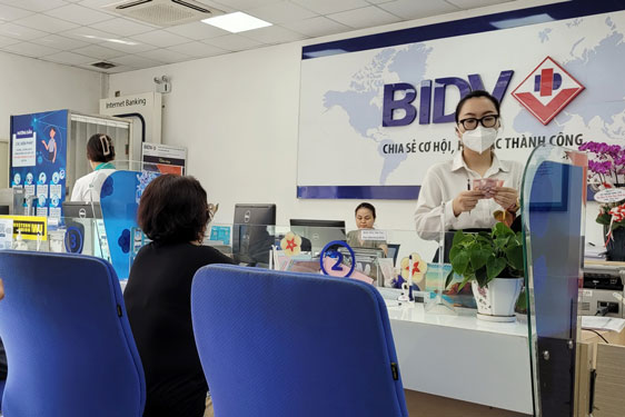 Lãi suất cho vay ồ ạt giảm, người vay vẫn kêu khó