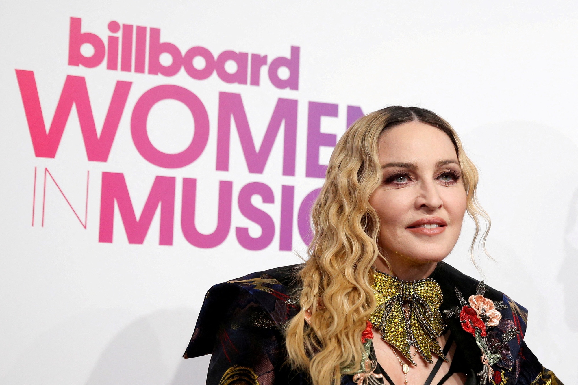Madonna v&agrave;o ph&ograve;ng chăm s&oacute;c đặc biệt, ho&atilde;n lưu diễn - Ảnh 4.