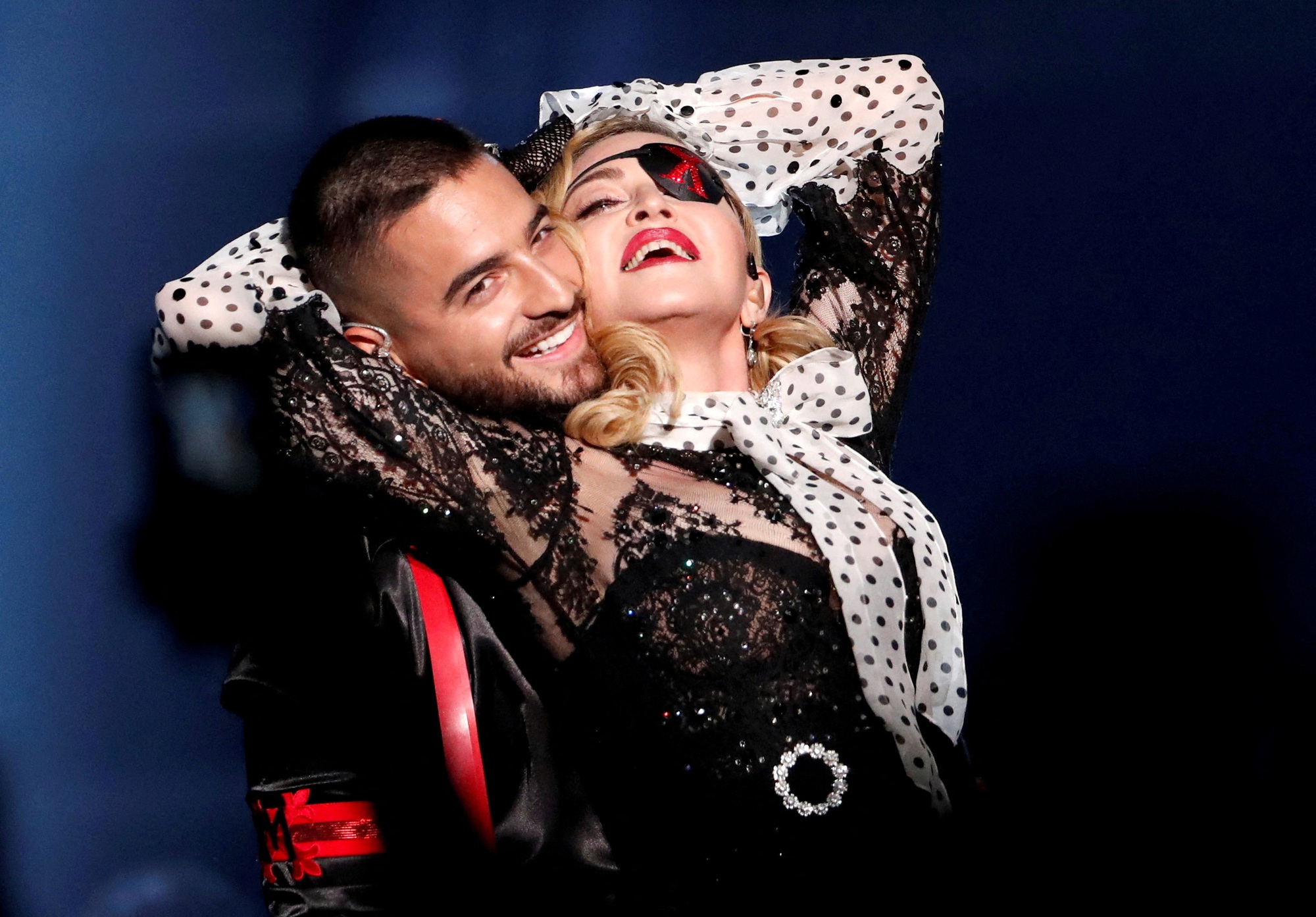 Madonna vào phòng chăm sóc đặc biệt, hoãn lưu diễn