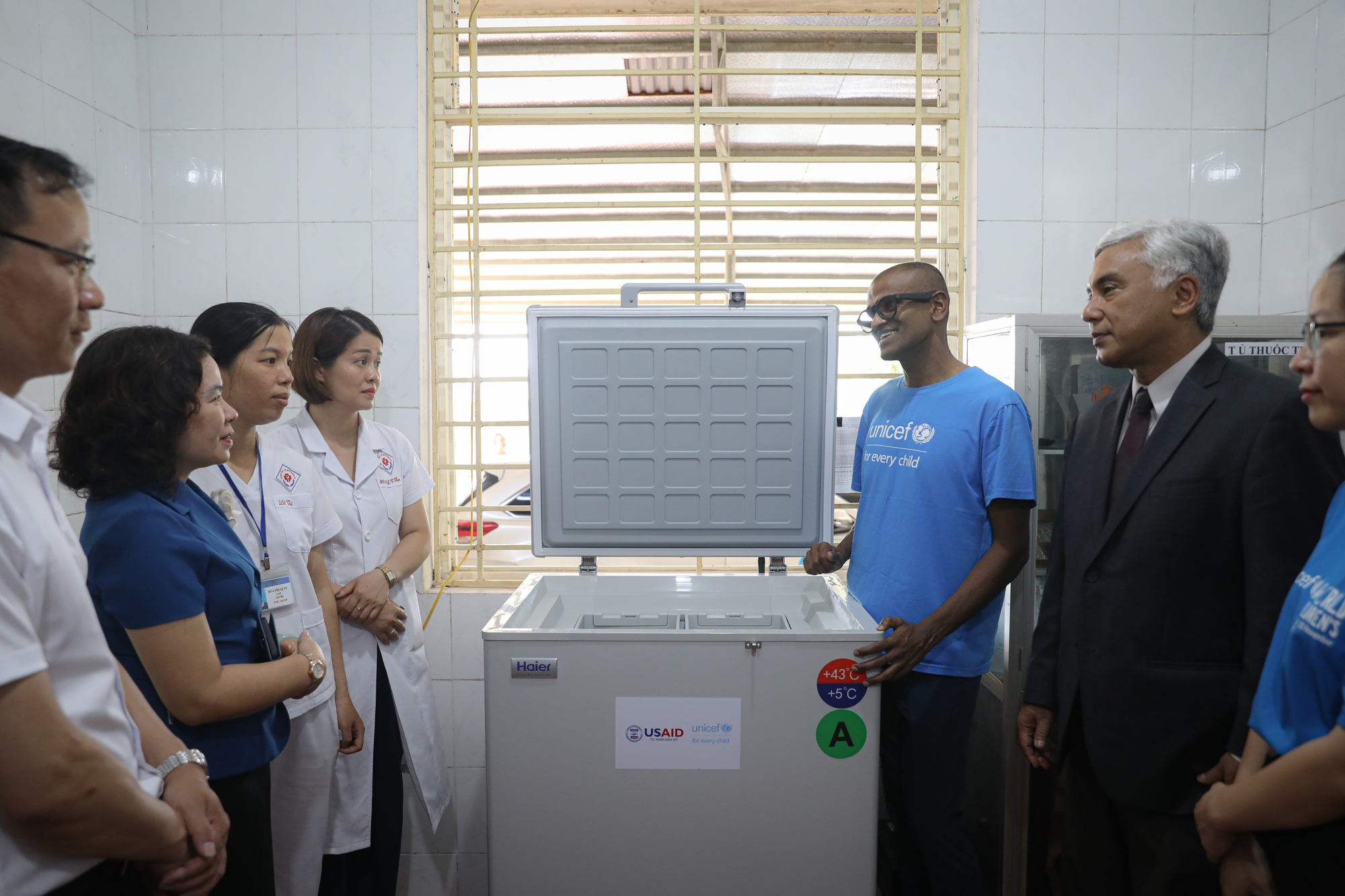 Mỹ và UNICEF hỗ trợ 590 tủ lạnh bảo quản vắc-xin cho các xã khó khăn