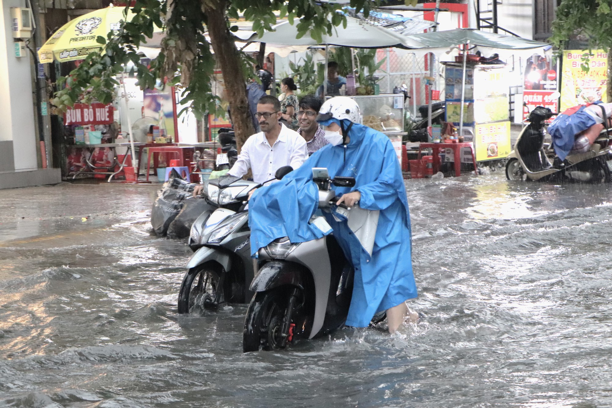 TP HCM: Mưa ngừng rơi gần 1 giờ, nhiều hẻm vẫn ngập sâu - Ảnh 3.