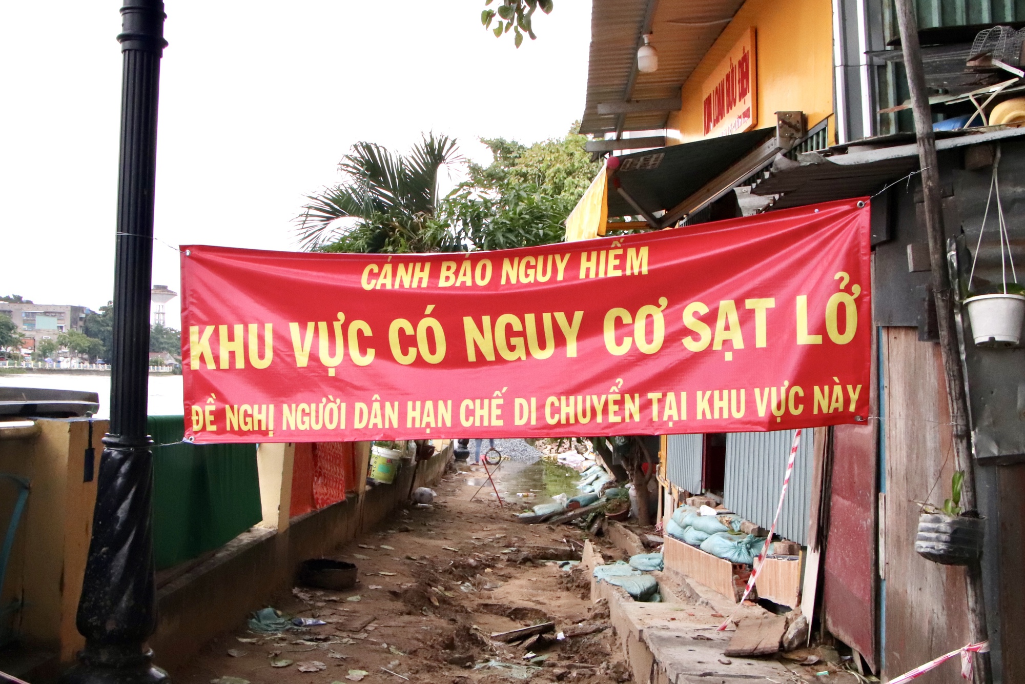 Những căn nh&agrave; nứt to&aacute;c ở Thanh Đa - Ảnh 2.
