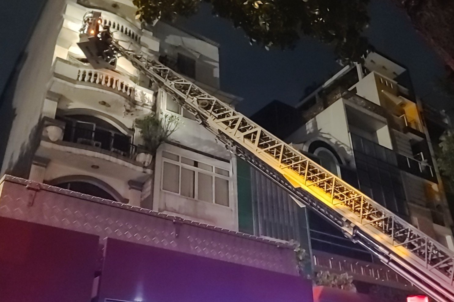 TP HCM: Cháy nhà hàng 7 tầng ở quận 1, nhiều người tháo chạy