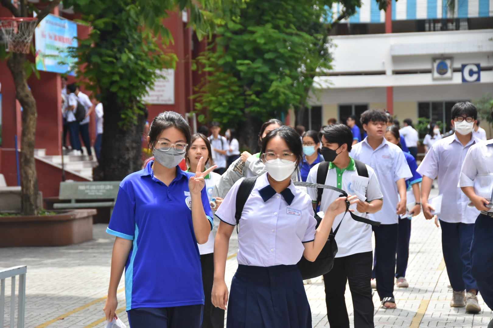 Th&iacute; sinh bước v&agrave;o ng&agrave;y thi thứ 2: Xem đề thi, gợi &yacute; giải đề - Ảnh 6.