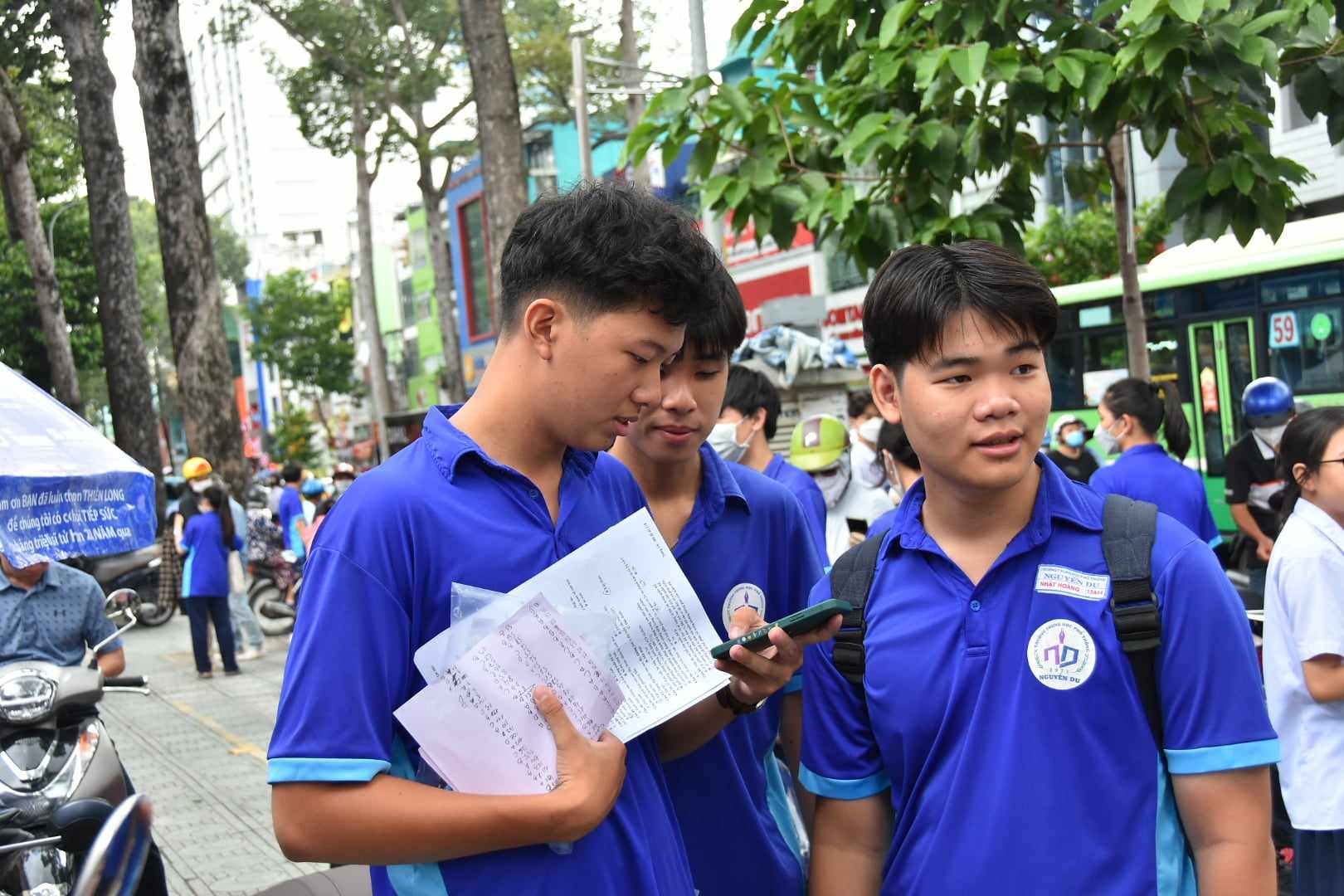 Th&iacute; sinh bước v&agrave;o ng&agrave;y thi thứ 2: Xem đề thi, gợi &yacute; giải đề - Ảnh 7.