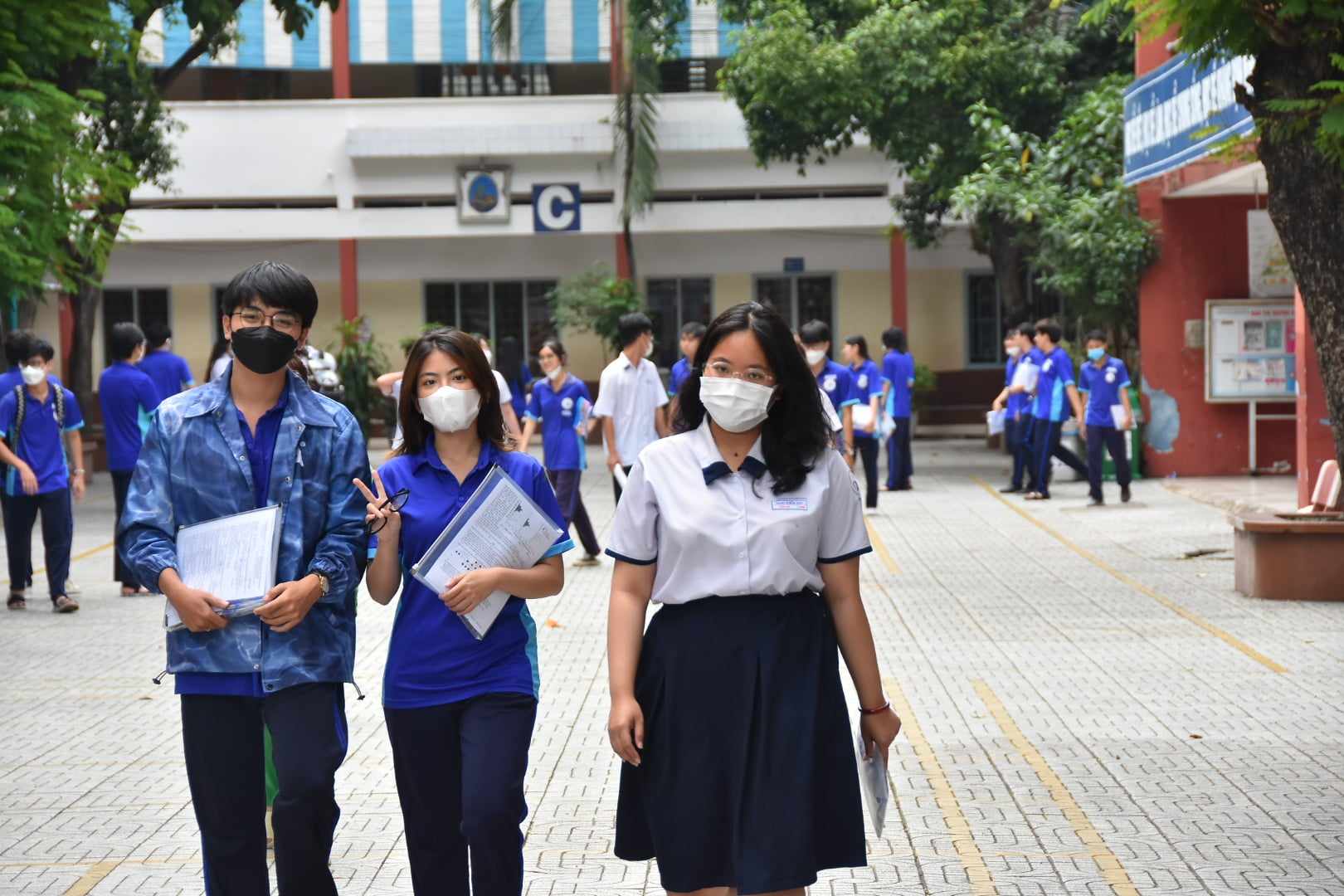 Th&iacute; sinh bước v&agrave;o ng&agrave;y thi thứ 2: Xem đề thi, gợi &yacute; giải đề - Ảnh 5.