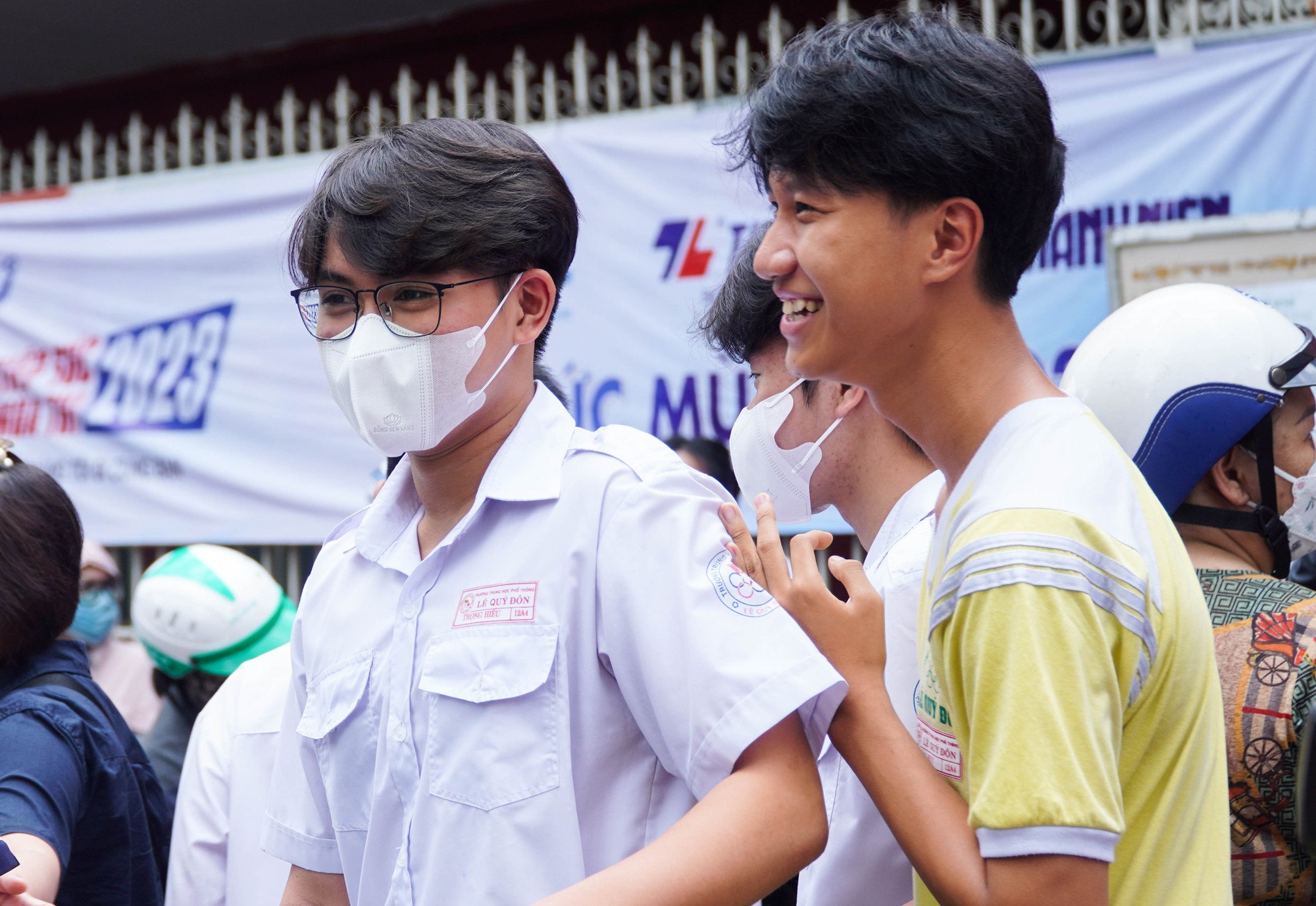 Thí sinh vui mừng sau khi hoàn thành bài thi tổ hợp - Ảnh 1.