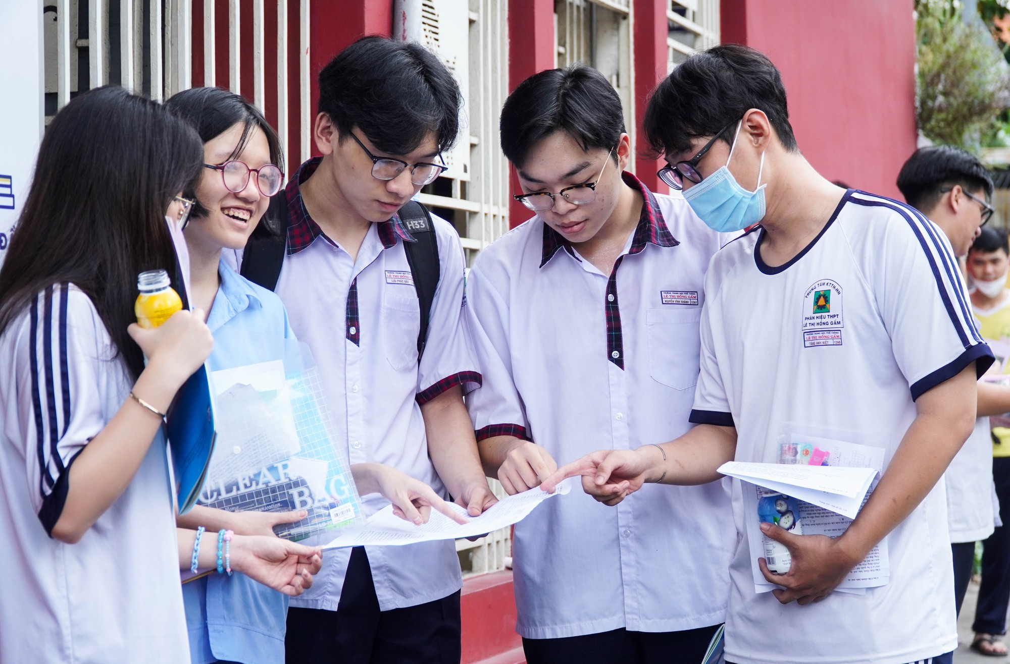 Thí sinh vui mừng sau khi hoàn thành bài thi tổ hợp - Ảnh 6.