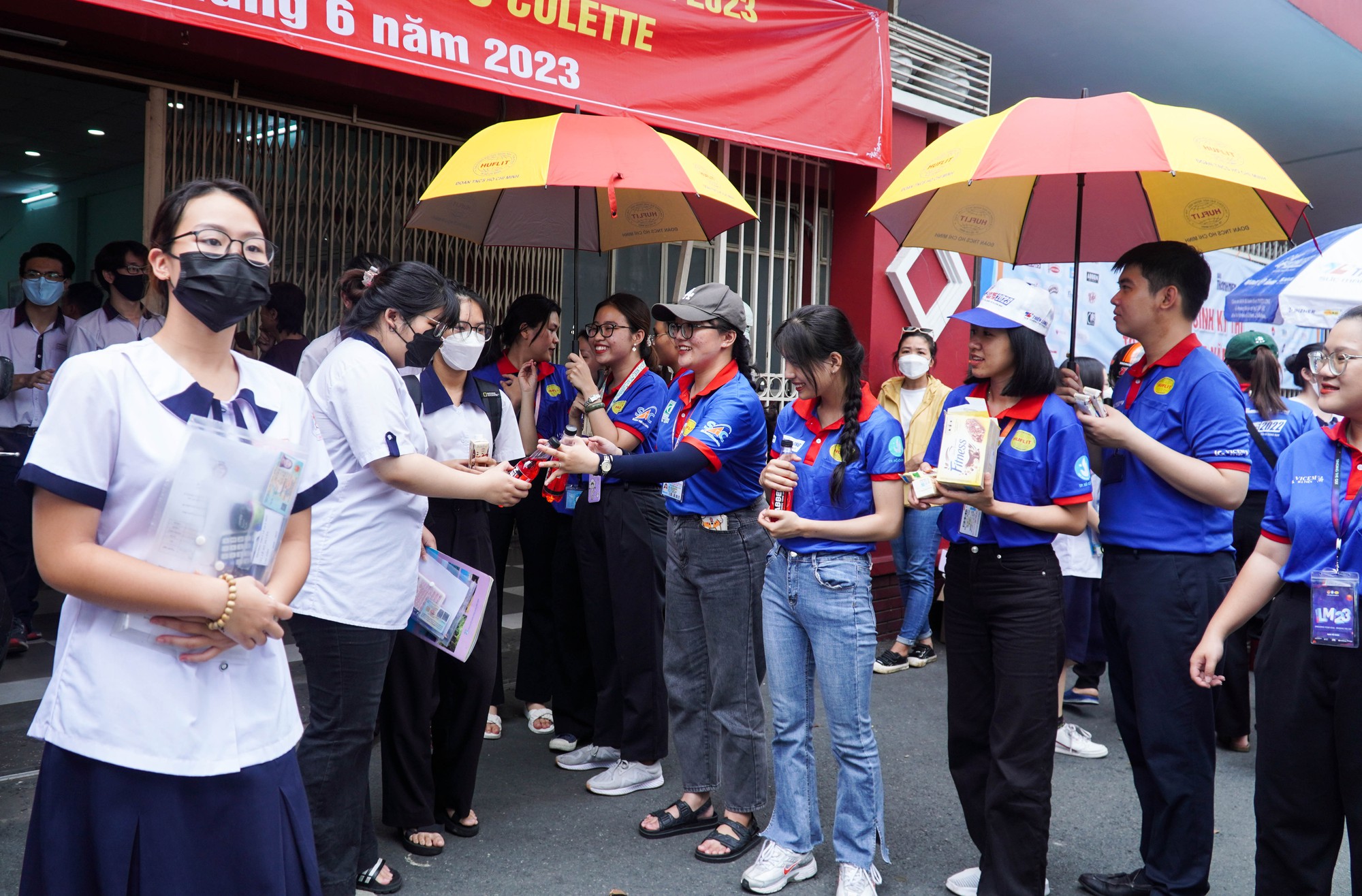 Thí sinh vui mừng sau khi hoàn thành bài thi tổ hợp - Ảnh 5.