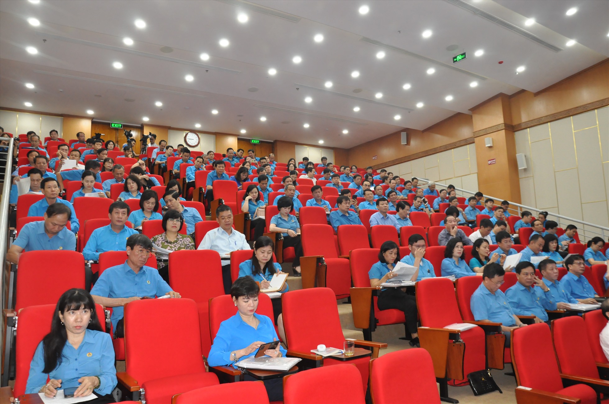 Cho &yacute; kiến c&aacute;c b&aacute;o c&aacute;o tr&igrave;nh Đại hội XIII C&ocirc;ng đo&agrave;n Việt Nam - Ảnh 3.