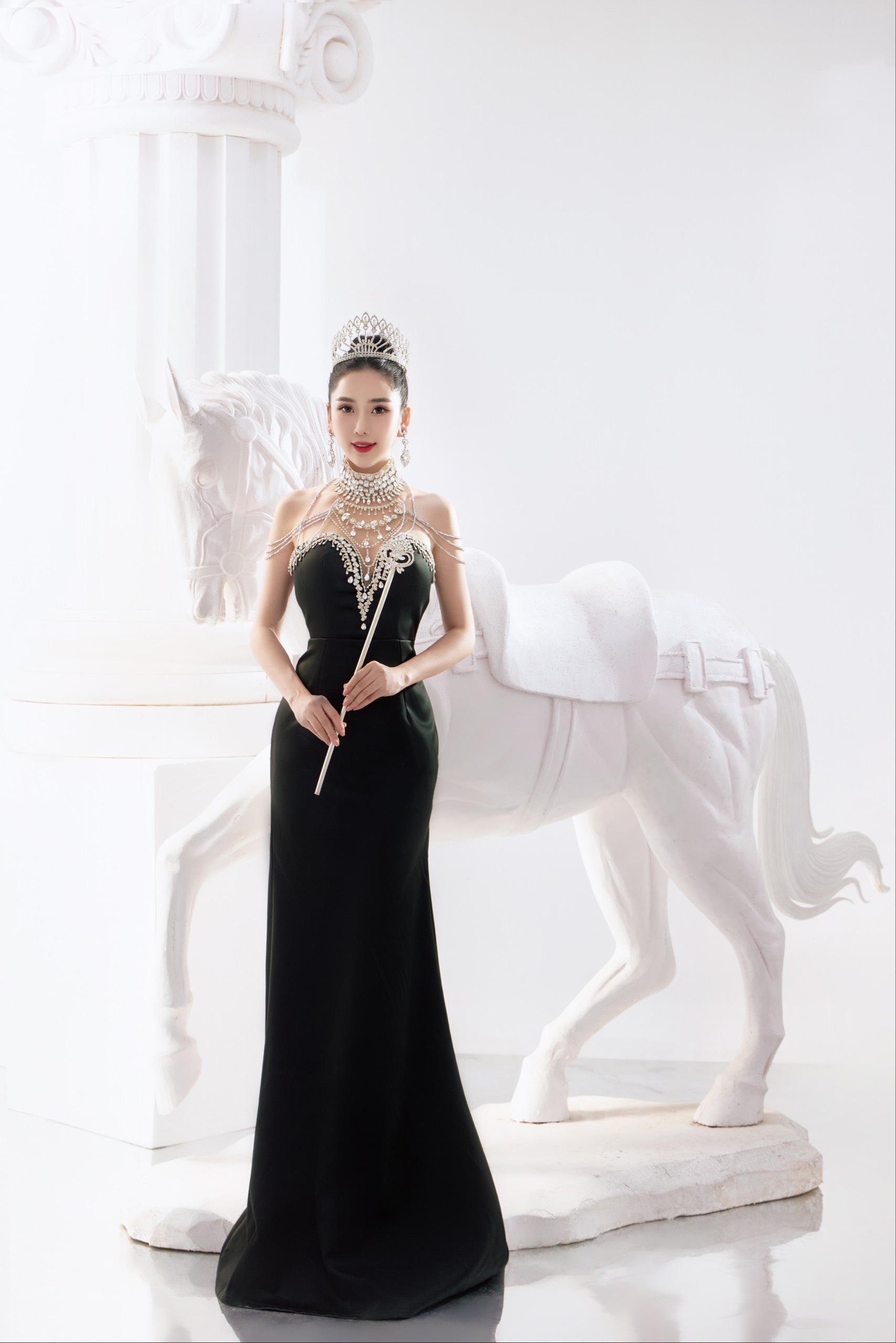 Hoa hậu Trịnh Thanh Hồng khoe vẻ đẹp quyến rũ - Ảnh 1.