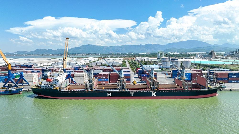 Cảng Chu Lai đ&oacute;n t&agrave;u lớn v&agrave; n&acirc;ng cao hiệu suất khai th&aacute;c h&agrave;ng rời - Ảnh 1.