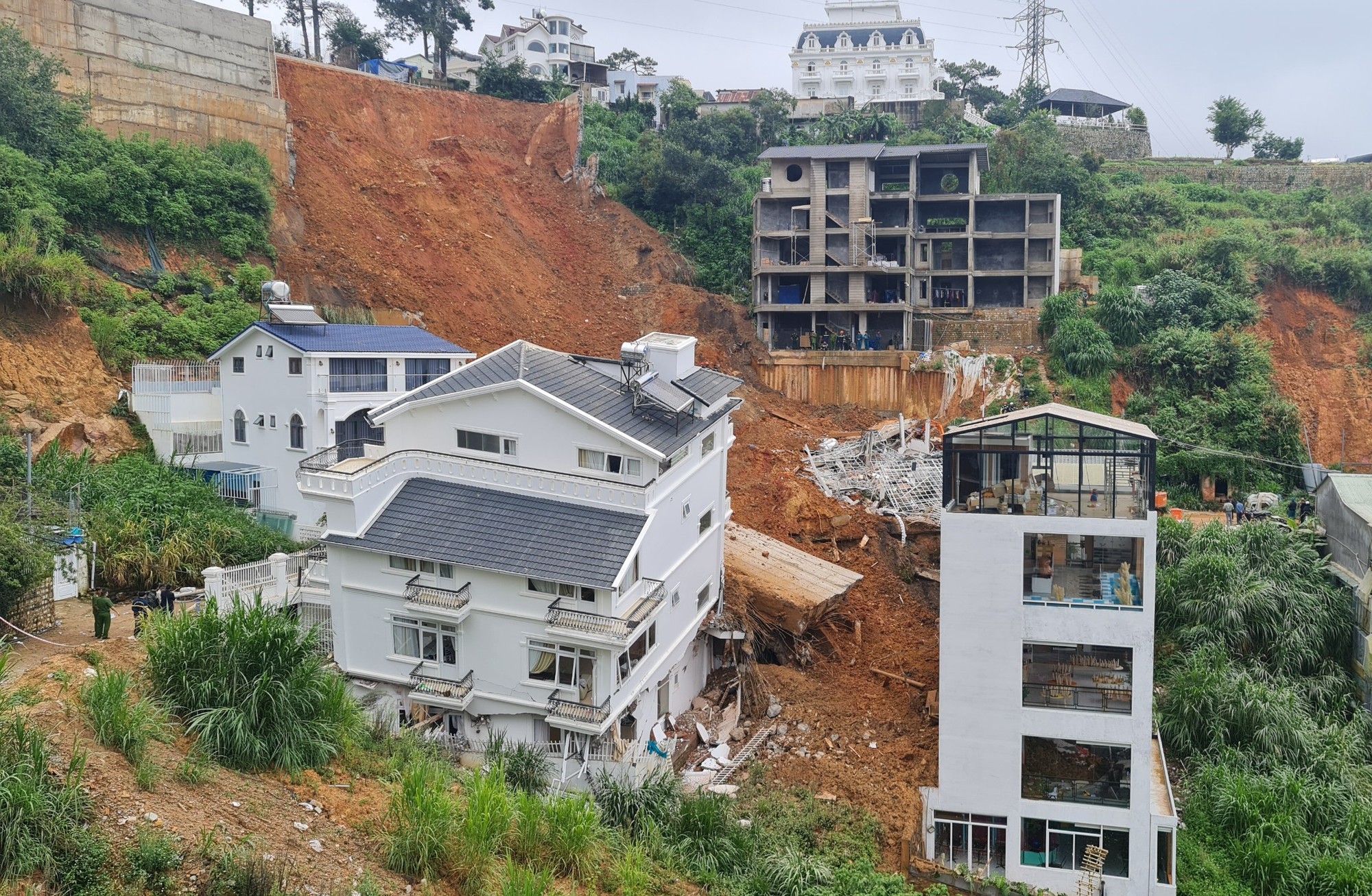 Sạt lở nghi&ecirc;m trọng vừa xảy ra ở Đ&agrave; Lạt, khẩn trương t&igrave;m người mất t&iacute;ch - Ảnh 1.