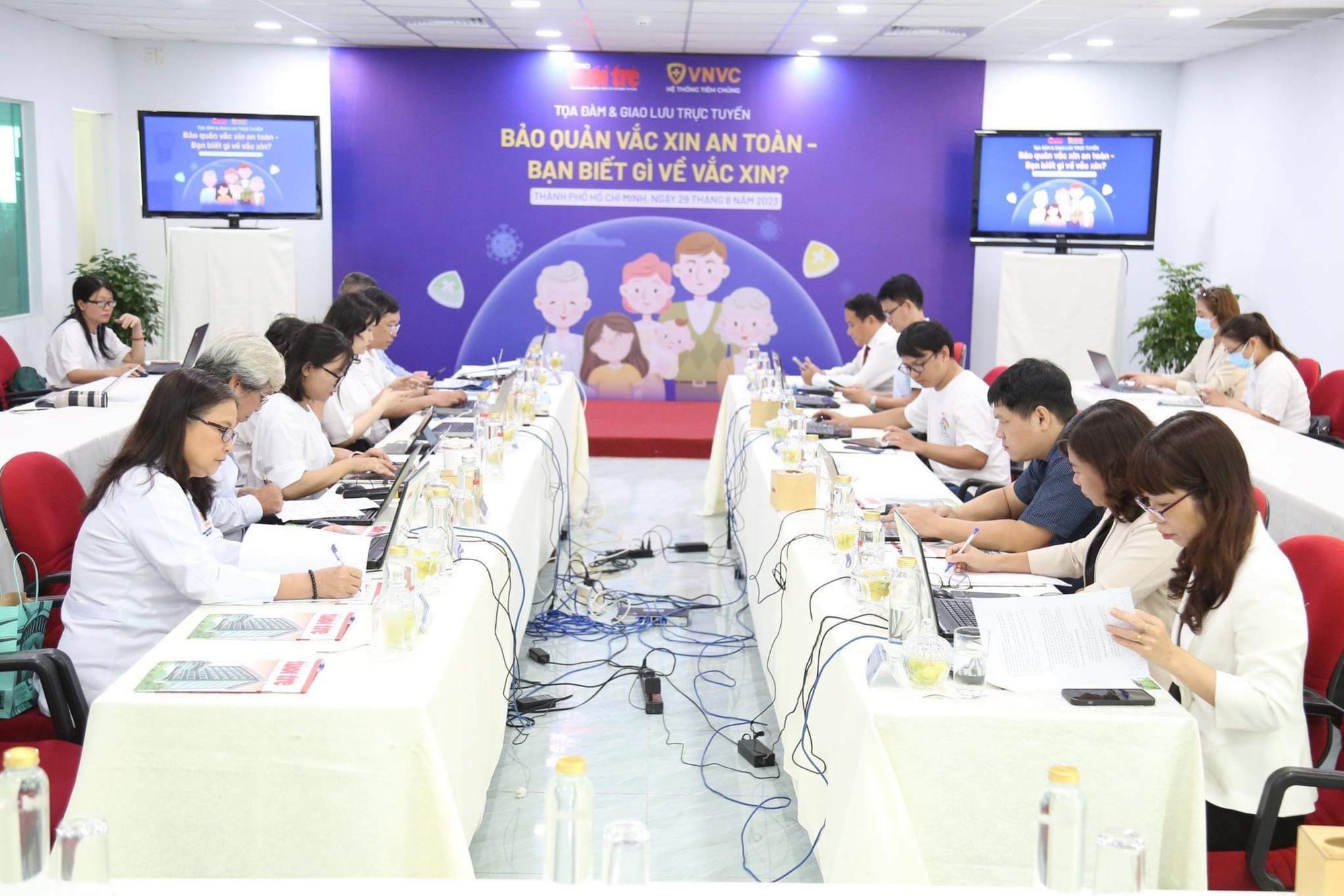 Nhân viên y tế phải giải thích đầy đủ tác dụng phụ của vắc-xin