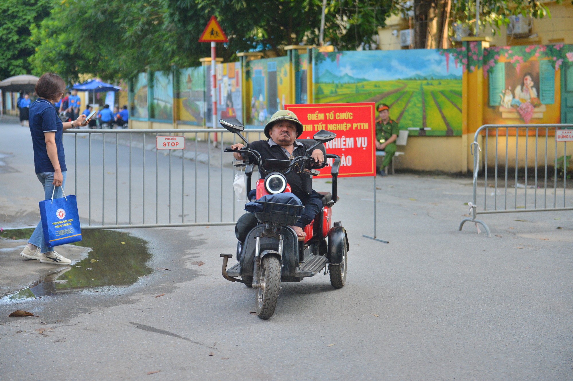 X&uacute;c động chứng kiến 2 cha con mắc bệnh xương thủy tinh đưa nhau đi thi tr&ecirc;n xe 3 b&aacute;nh - Ảnh 2.