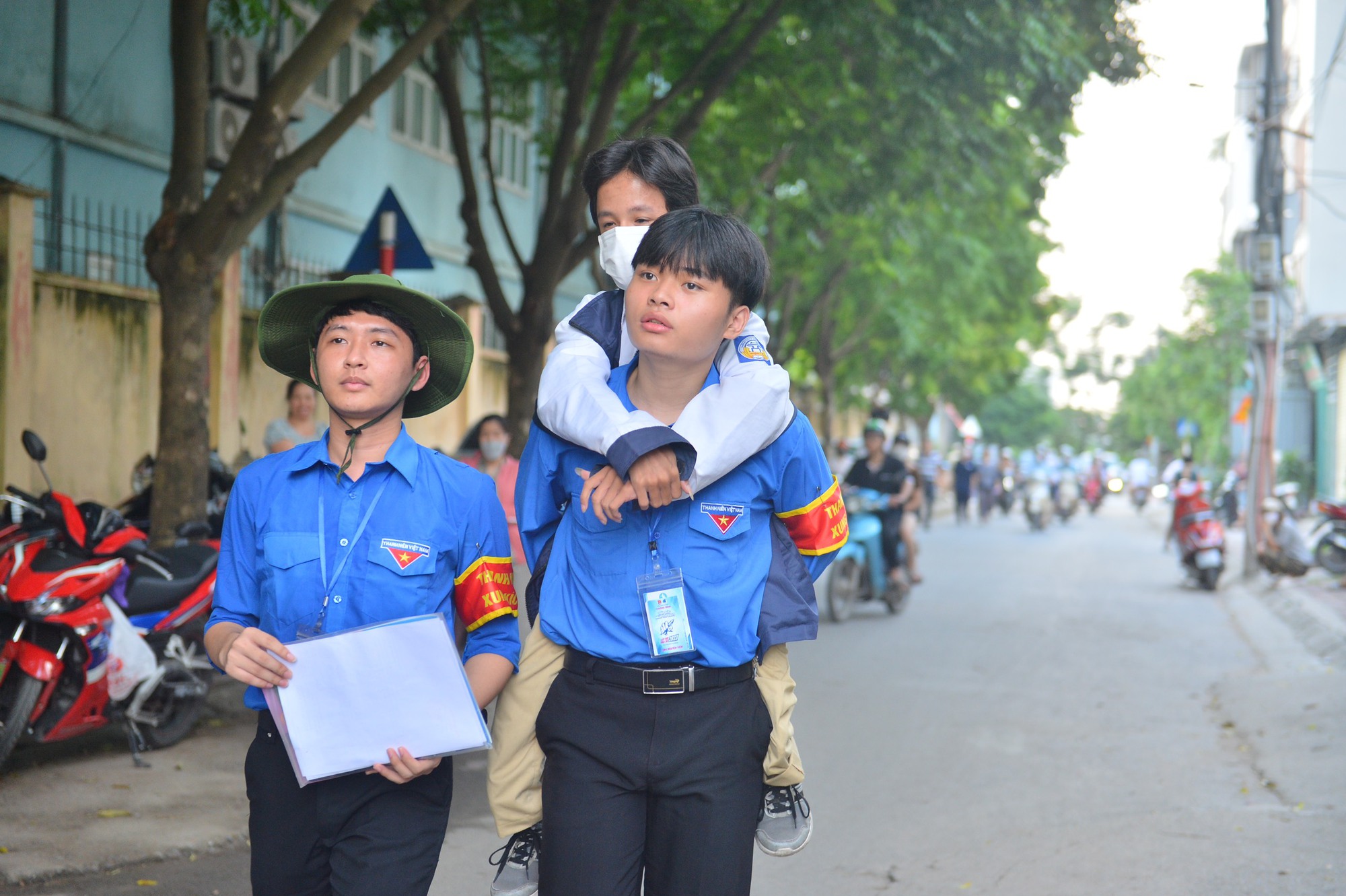 X&uacute;c động chứng kiến 2 cha con mắc bệnh xương thủy tinh đưa nhau đi thi tr&ecirc;n xe 3 b&aacute;nh - Ảnh 1.