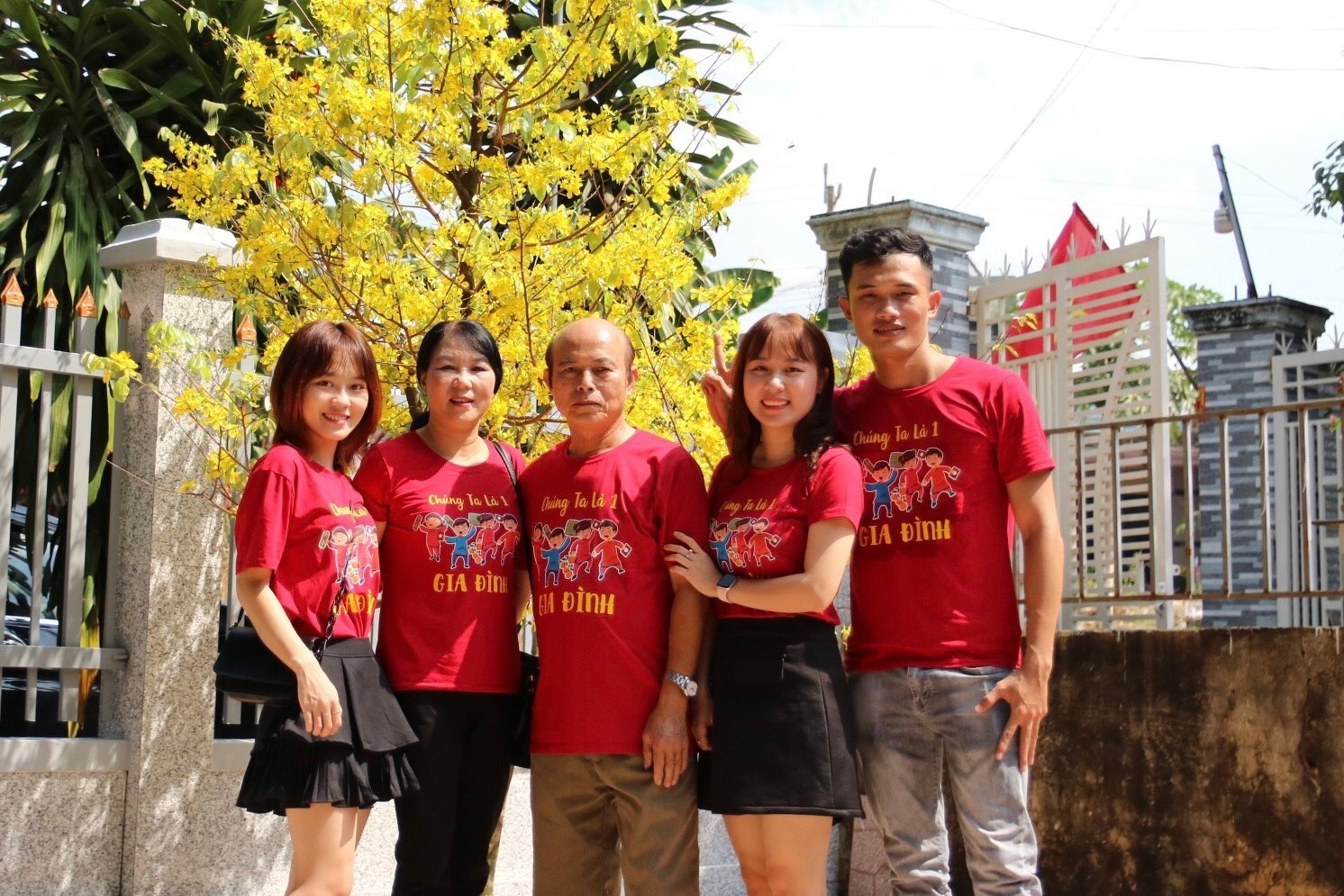 Nắm tay nhau đến cuối cuộc đời