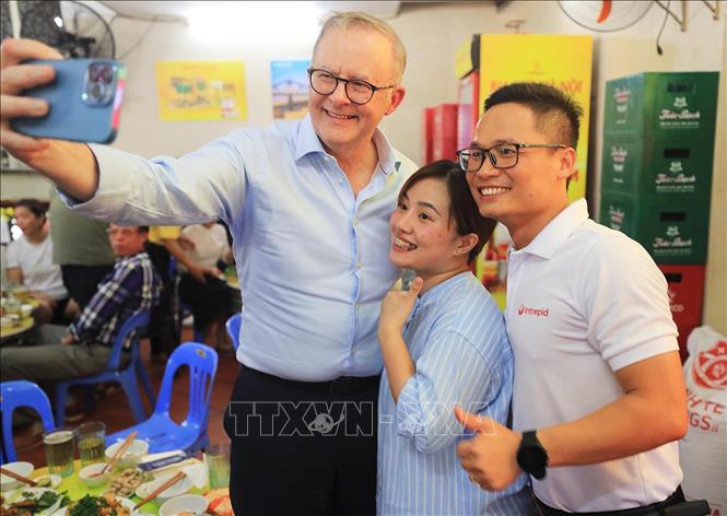 Thủ tướng &Uacute;c uống bia hơi với đậu r&aacute;n, lạc luộc - Ảnh 16.