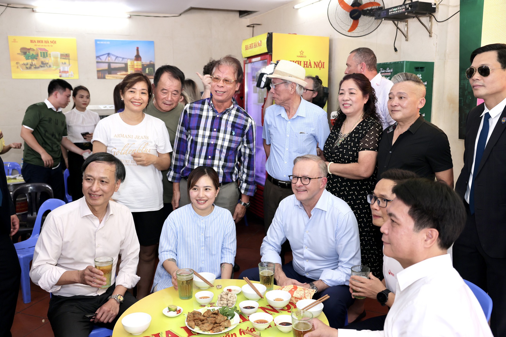 Thủ tướng &Uacute;c uống bia hơi với đậu r&aacute;n, lạc luộc - Ảnh 12.