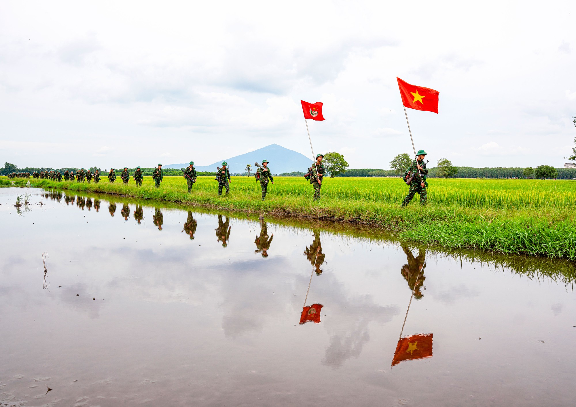CUỘC THI ẢNH THIÊNG LIÊNG CỜ TỔ QUỐC: Hào khí miền Đông - Ảnh 7.