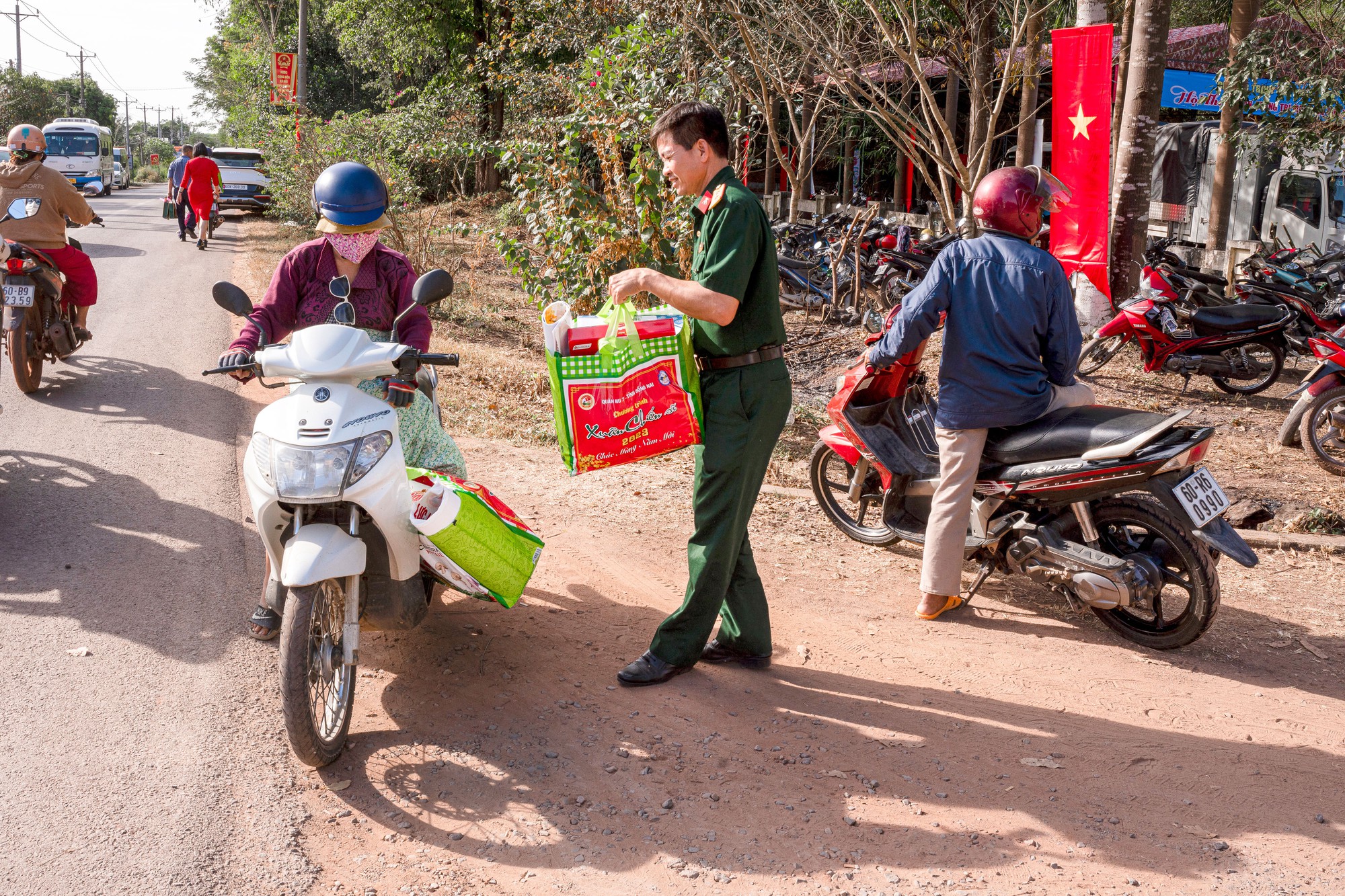 CUỘC THI ẢNH THIÊNG LIÊNG CỜ TỔ QUỐC: Hào khí miền Đông - Ảnh 8.