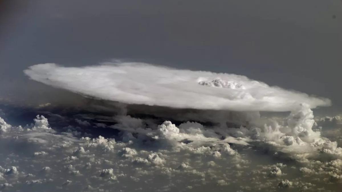 NASA tiếp cận &ldquo;đĩa bay băng&rdquo; ẩn nấp tr&ecirc;n bầu trời Tr&aacute;i Đất - Ảnh 1.