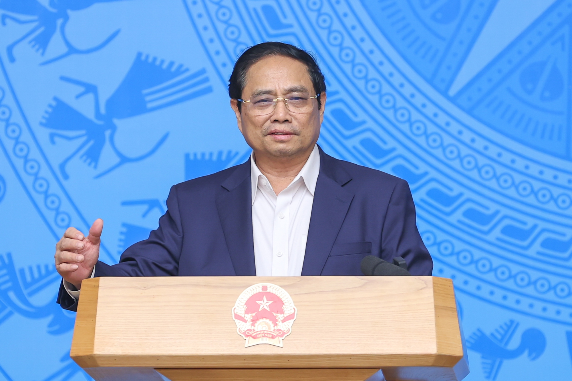 Thủ tướng: Đủ điều kiện chuyển COVID-19 từ bệnh truyền nhiễm nh&oacute;m A sang nh&oacute;m B