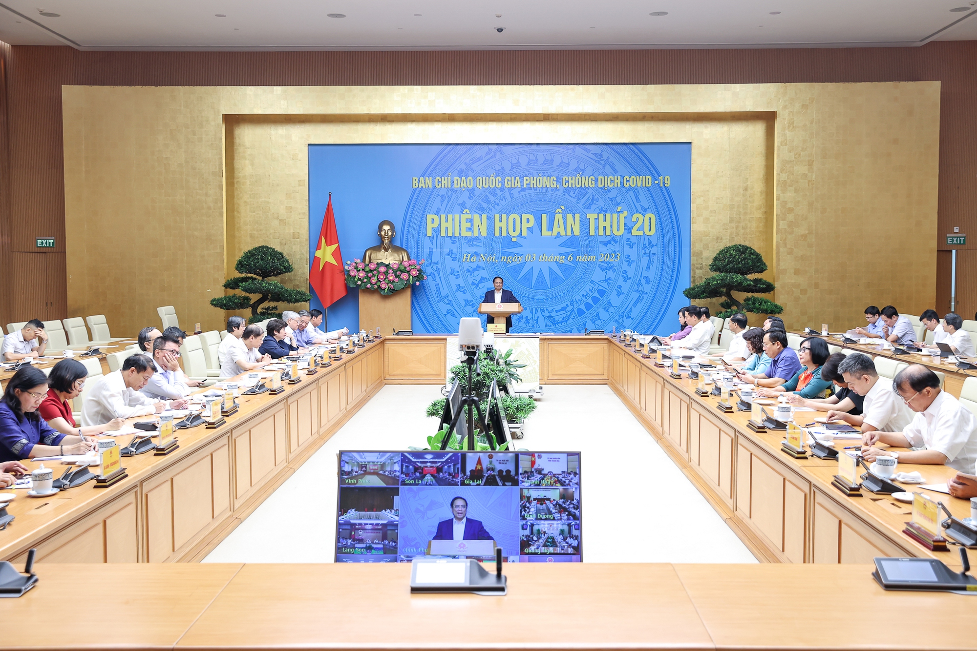Thủ tướng: Đủ điều kiện chuyển COVID-19 từ bệnh truyền nhiễm nh&oacute;m A sang nh&oacute;m B - Ảnh 1.