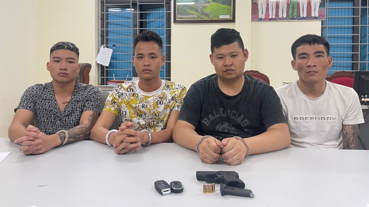 Nam thanh niên mang súng quân dụng đạn đã lên nòng để "phòng thân"