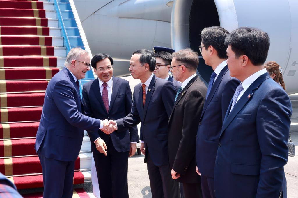 Thủ tướng &Uacute;c uống bia hơi với đậu r&aacute;n, lạc luộc - Ảnh 5.