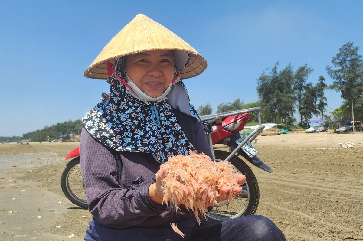Nắng như đổ lửa, ngư dân Thanh Hóa vẫn lao ra biển mưu sinh - Ảnh 1.