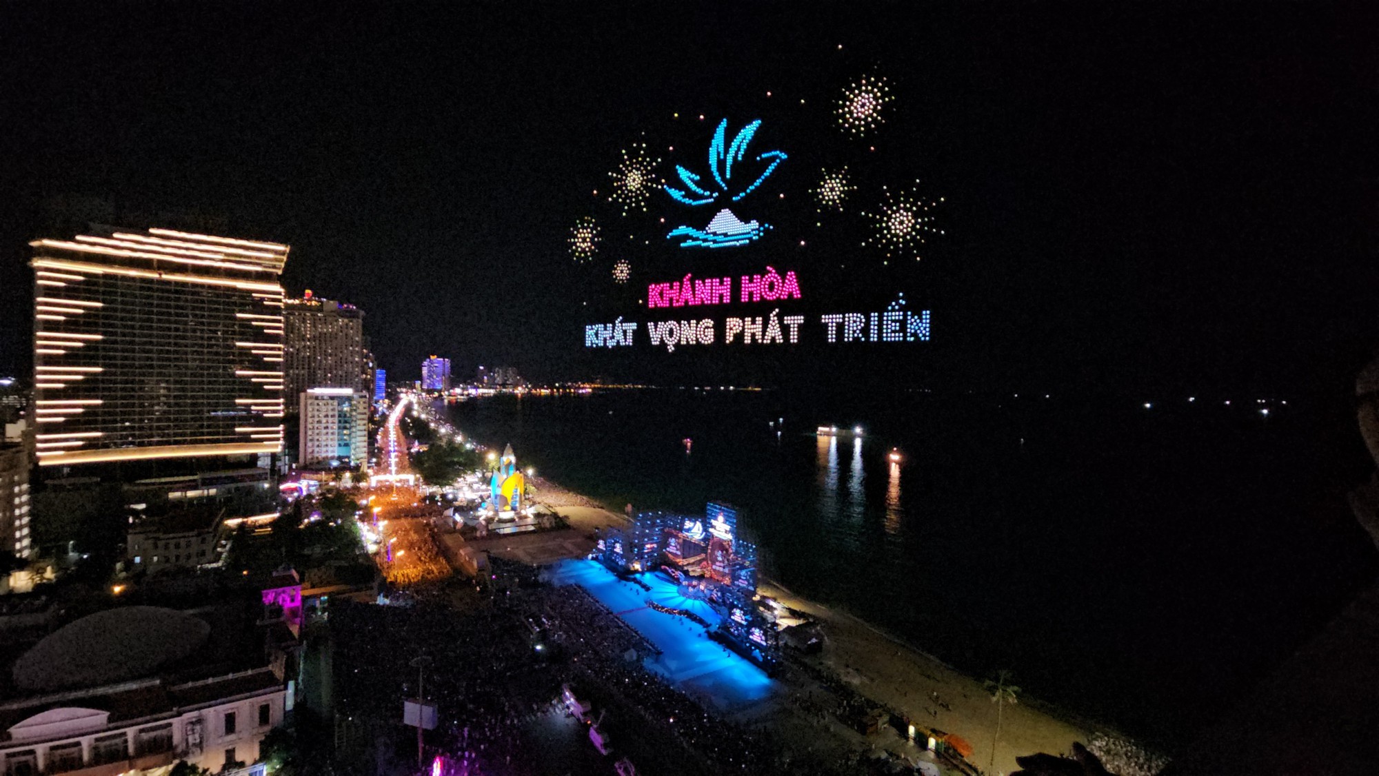 CLIP: Tr&igrave;nh diễn &aacute;nh s&aacute;ng khai mạc Festival biển Nha Trang - Kh&aacute;nh H&ograve;a - Ảnh 3.