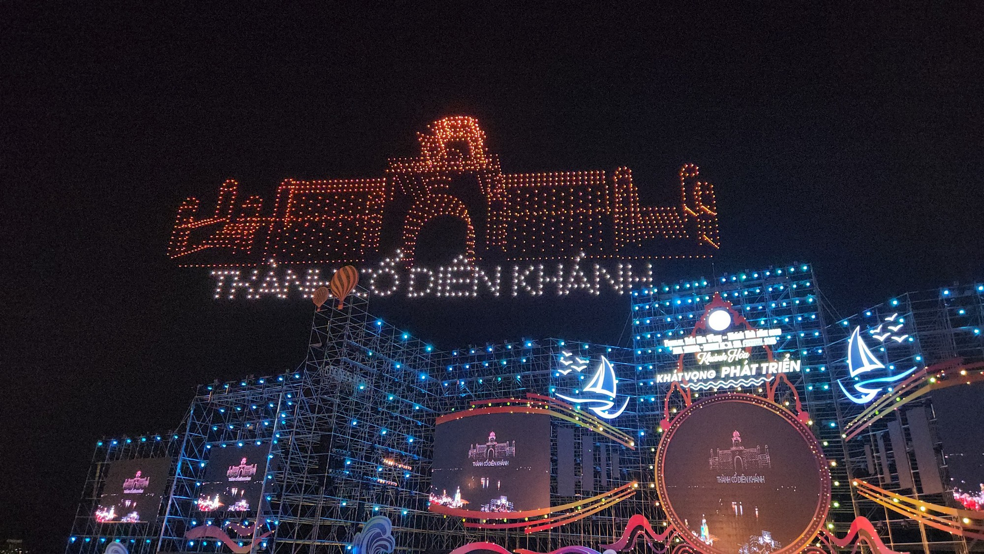 CLIP: Tr&igrave;nh diễn &aacute;nh s&aacute;ng khai mạc Festival biển Nha Trang - Kh&aacute;nh H&ograve;a - Ảnh 5.