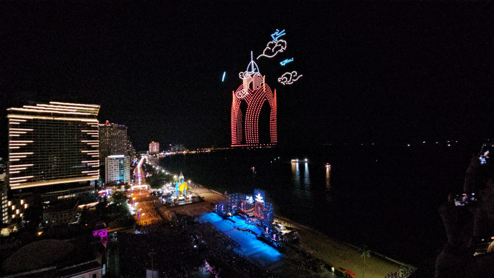 CLIP: Tr&igrave;nh diễn &aacute;nh s&aacute;ng khai mạc Festival biển Nha Trang - Kh&aacute;nh H&ograve;a - Ảnh 6.