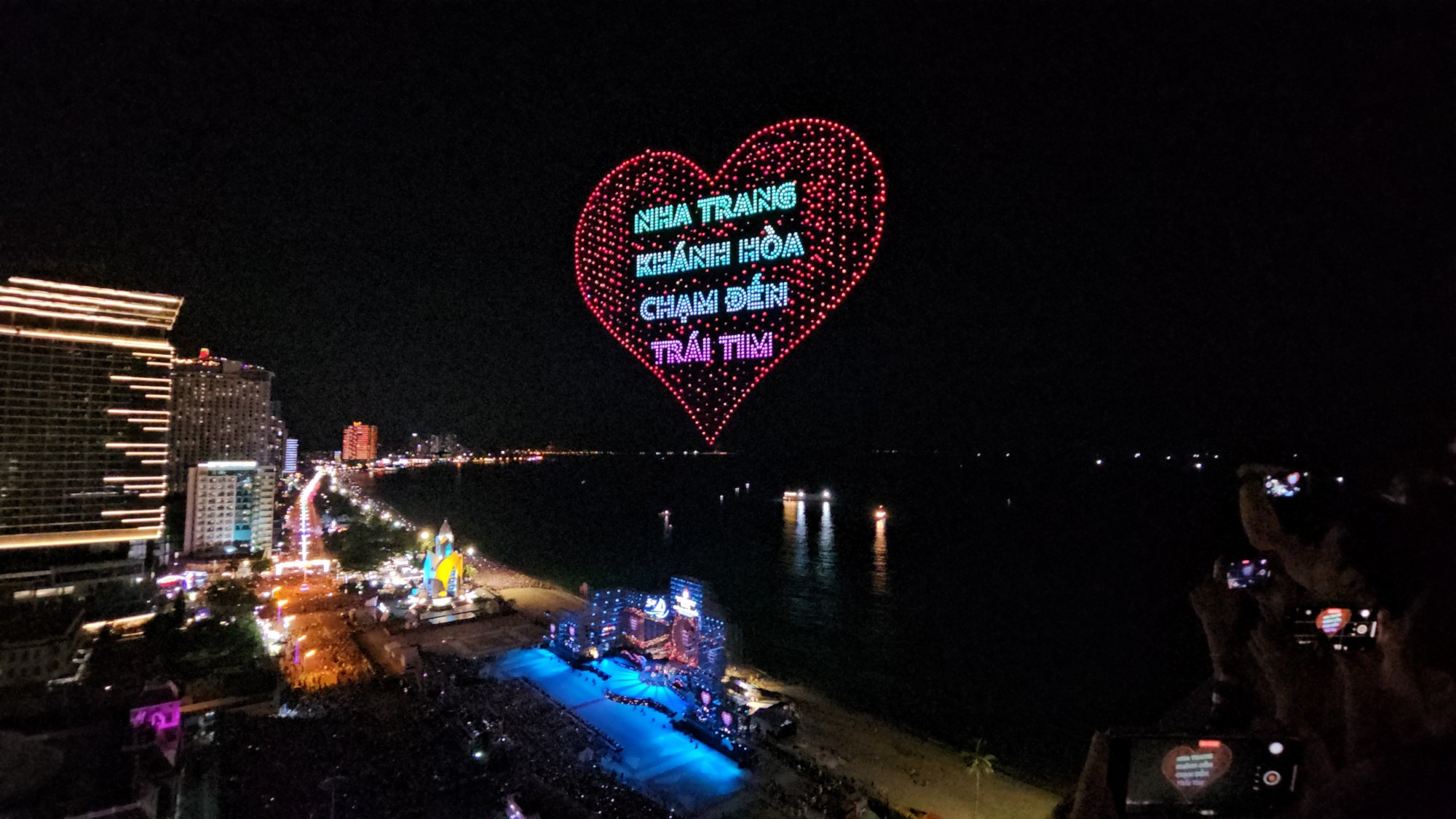 CLIP: Tr&igrave;nh diễn &aacute;nh s&aacute;ng khai mạc Festival biển Nha Trang - Kh&aacute;nh H&ograve;a - Ảnh 8.