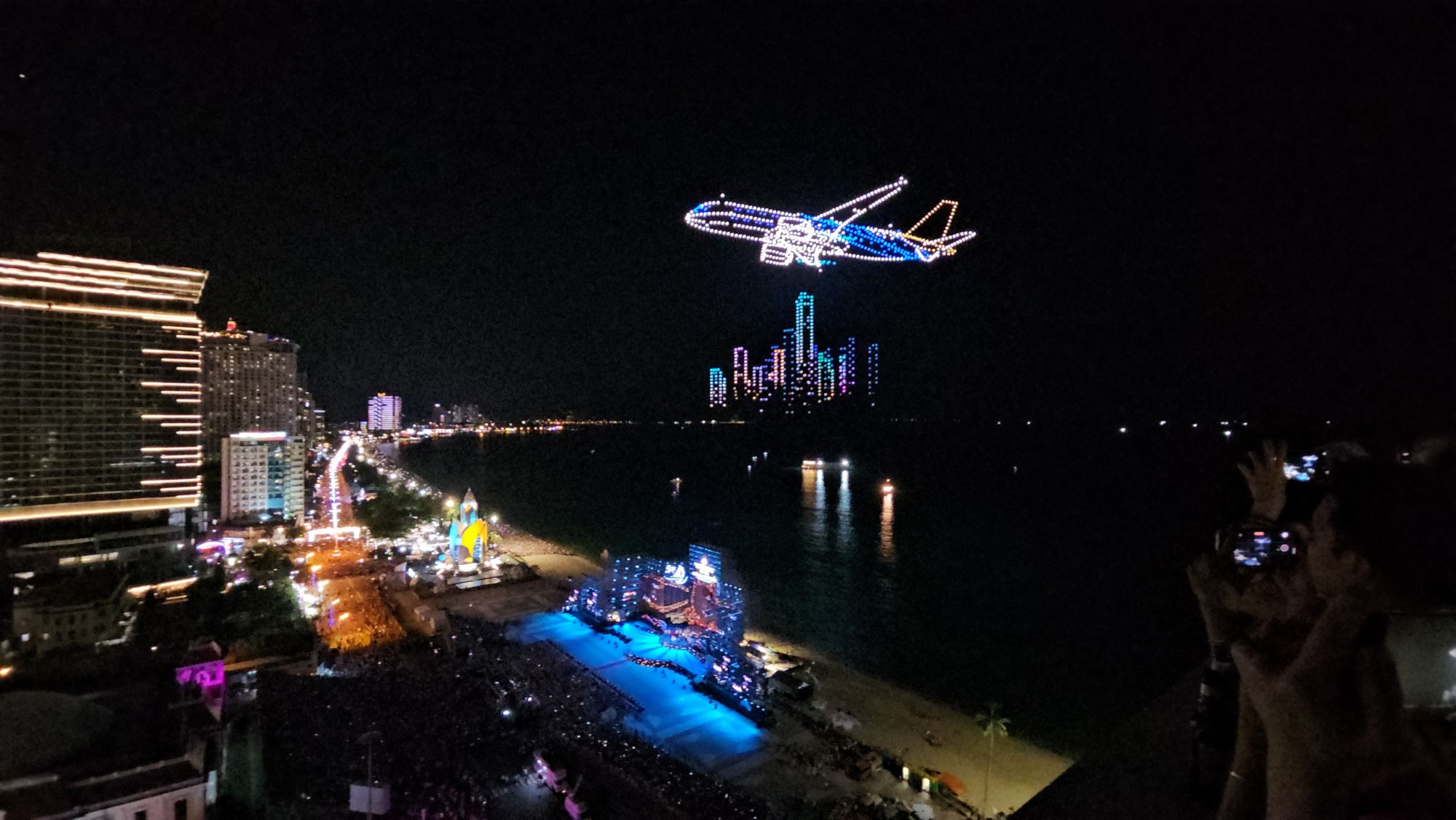 CLIP: Tr&igrave;nh diễn &aacute;nh s&aacute;ng khai mạc Festival biển Nha Trang - Kh&aacute;nh H&ograve;a - Ảnh 7.