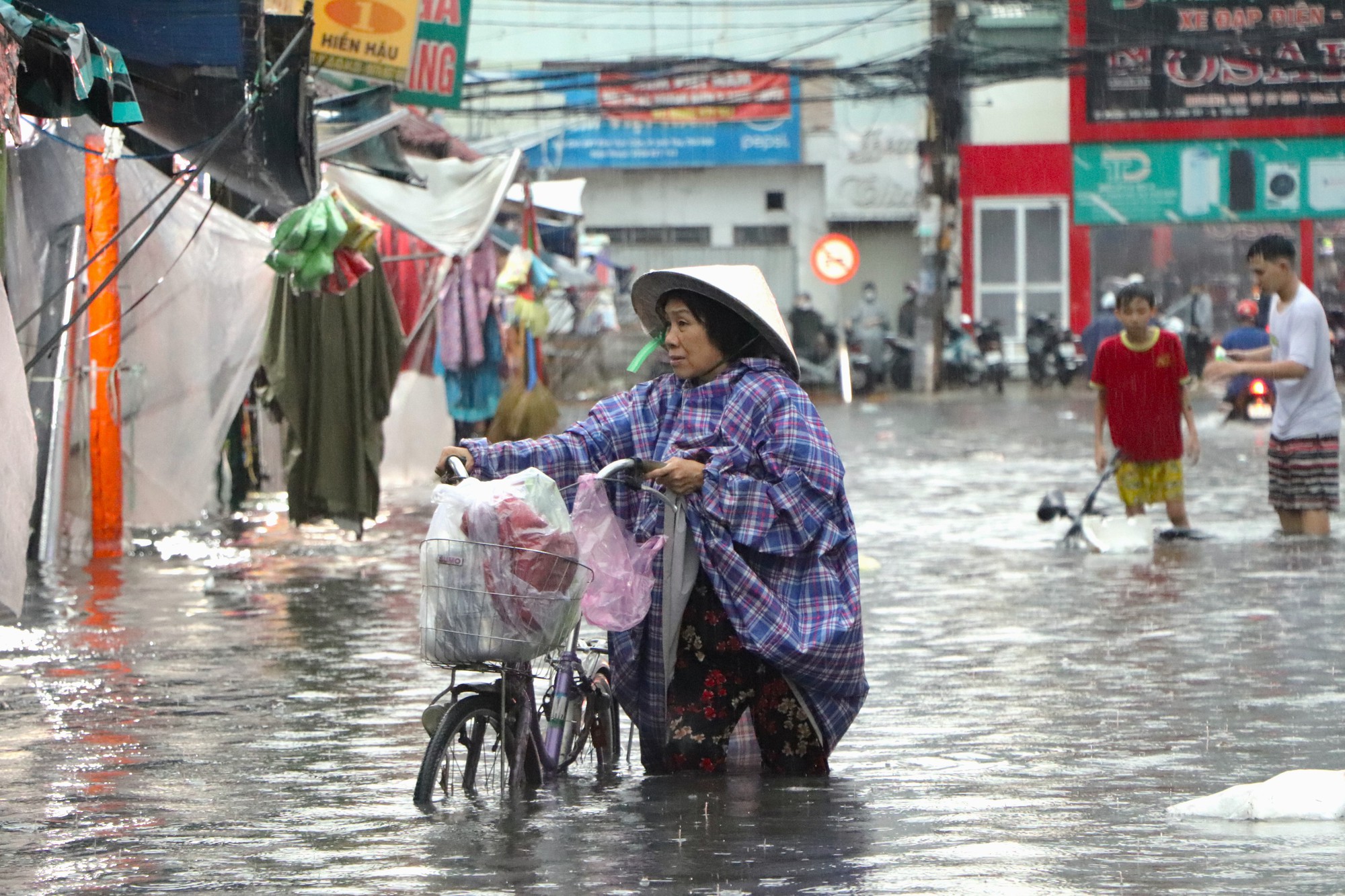 TP HCM: Mưa lớn, hàng loạt tuyến đường "nuốt" nửa xe máy