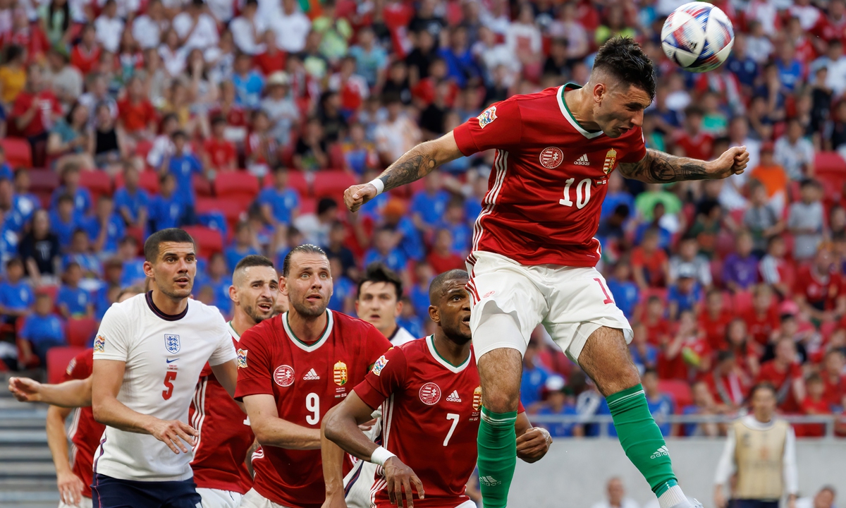 Mạnh tay chi 70 triệu euro, Liverpool chiêu mộ thủ quân tuyển Hungary - Ảnh 3.