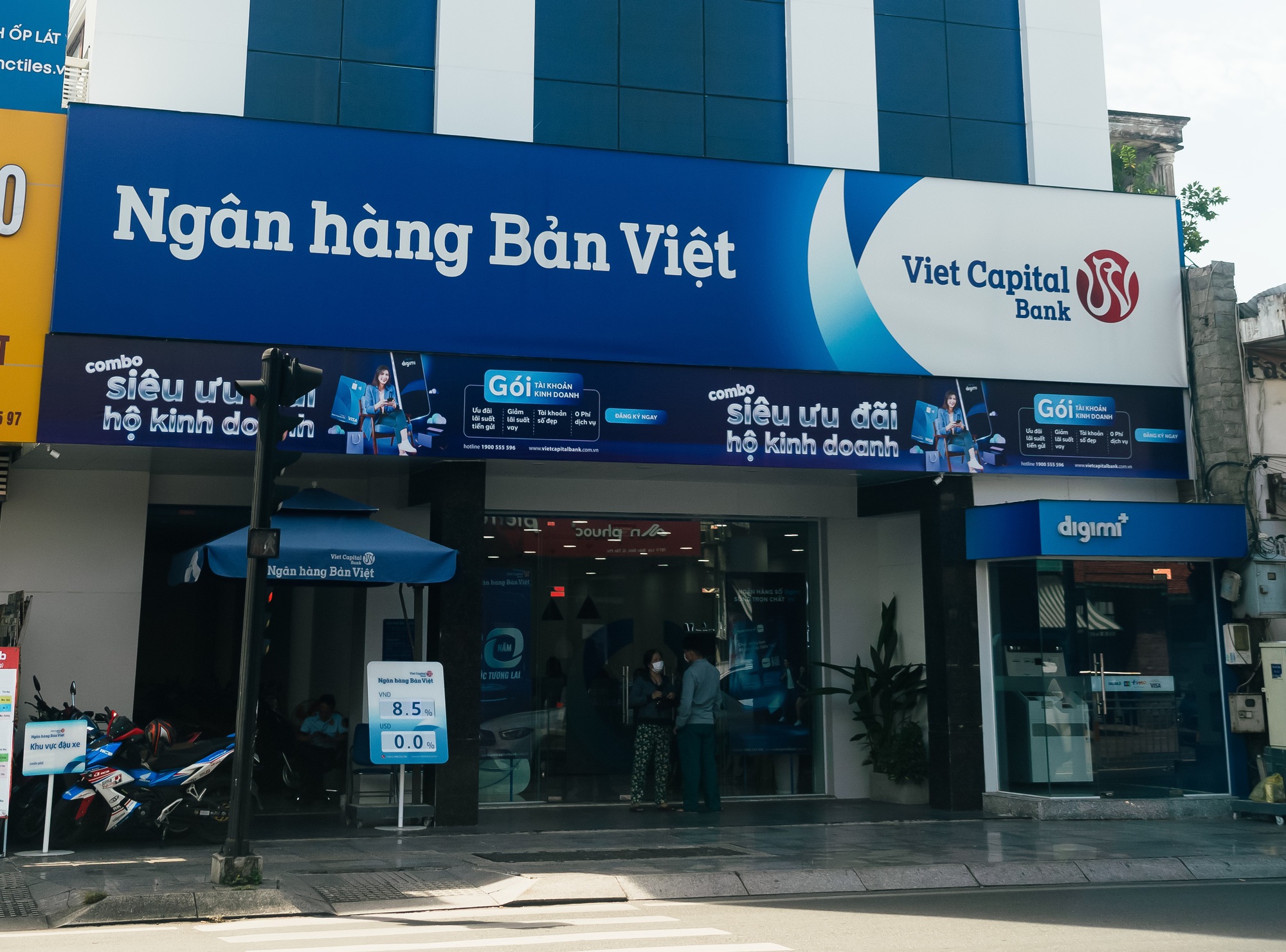 Một ng&acirc;n h&agrave;ng cho ph&eacute;p mở v&agrave; nhận thẻ ngay trong 1 ph&uacute;t - Ảnh 2.