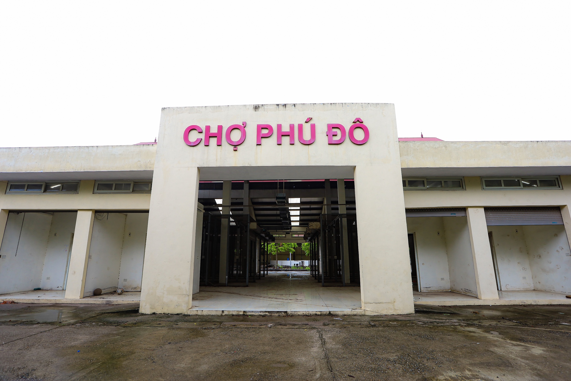 CLIP: Cận cảnh chợ dân sinh xây gần 20 tỉ bỏ hoang hơn 7 năm ở Hà Nội