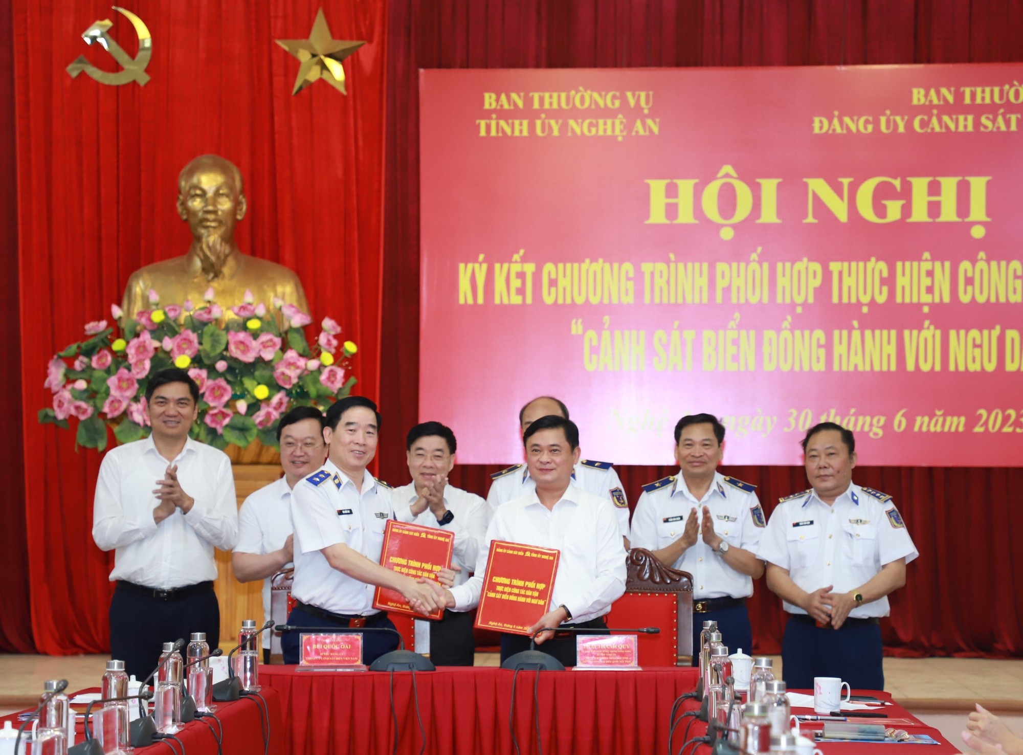 Cảnh sát biển Việt Nam đồng hành cùng ngư dân Nghệ An