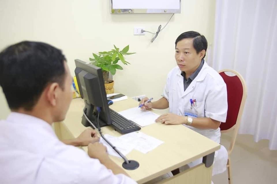 Người đàn ông trẻ tuổi bị ung thư tinh hoàn và cảnh báo từ bác sĩ - Ảnh 1.
