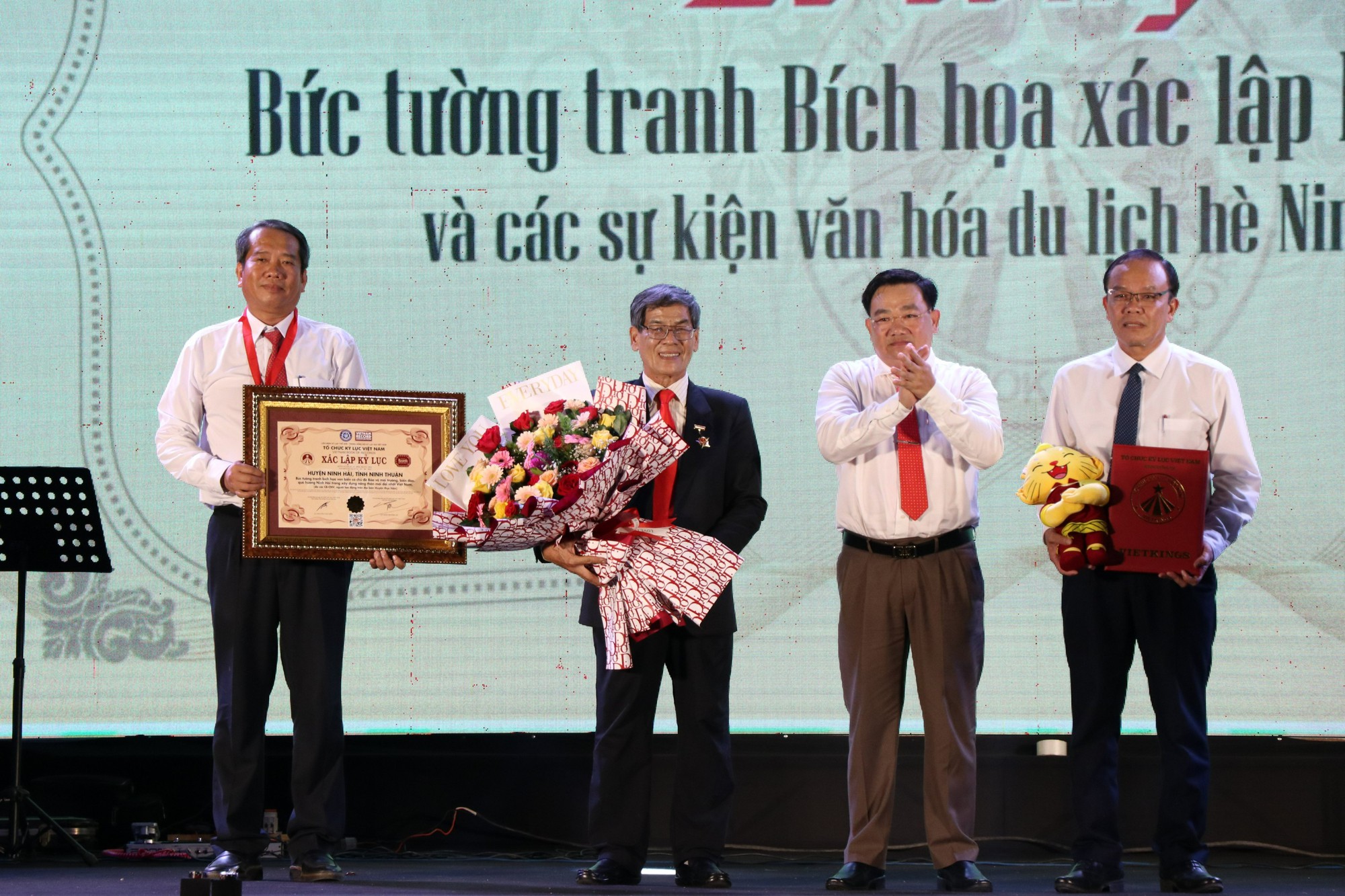 Bức tường tranh bích họa ven biển dài gần 1 km xác lập kỷ lục Việt Nam - Ảnh 1.