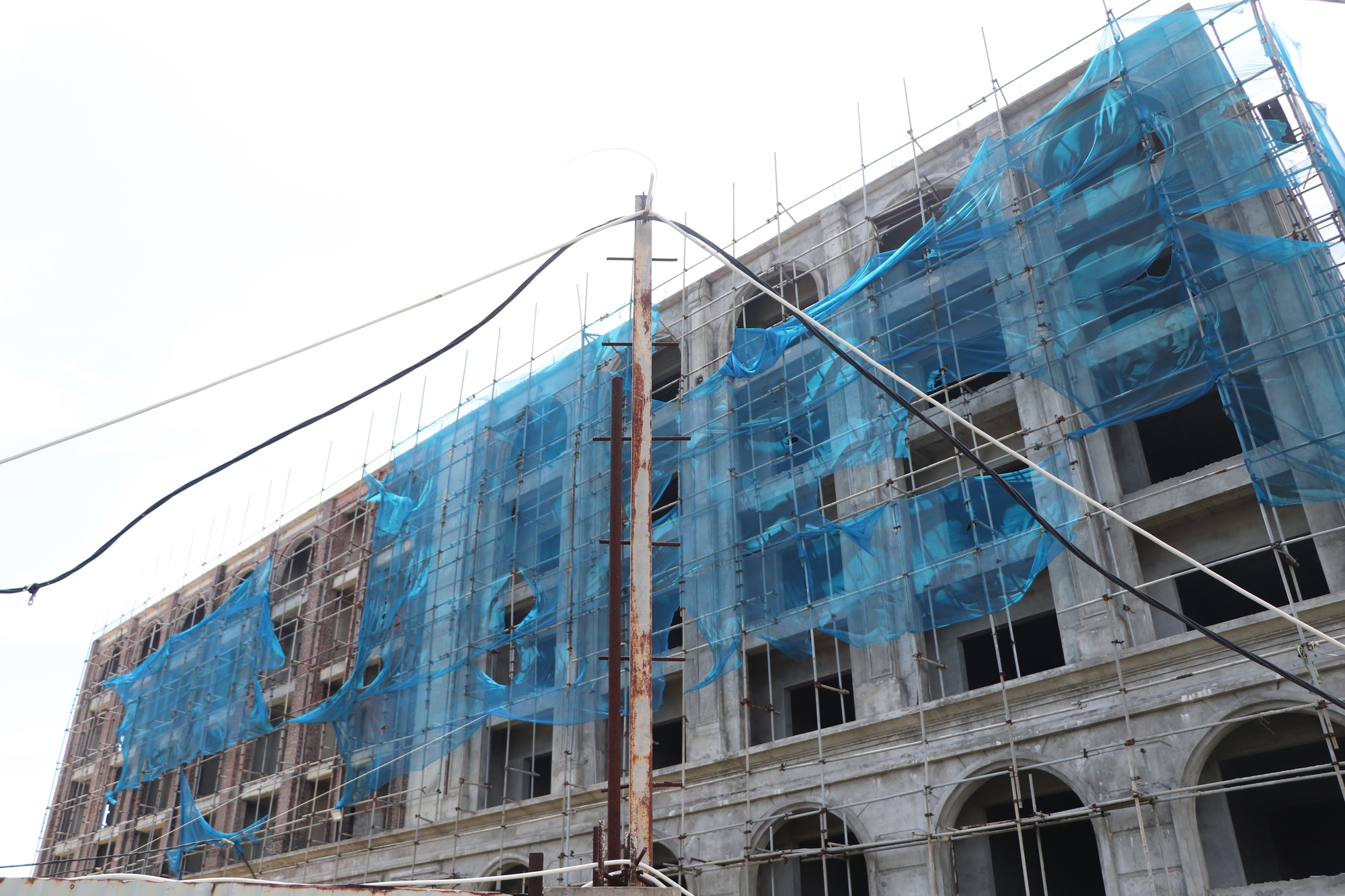 Hoang t&agrave;n tổ hợp si&ecirc;u l&acirc;u đ&agrave;i d&aacute;t v&agrave;ng của đại gia Đường bia ở Quảng Nam - Ảnh 11.