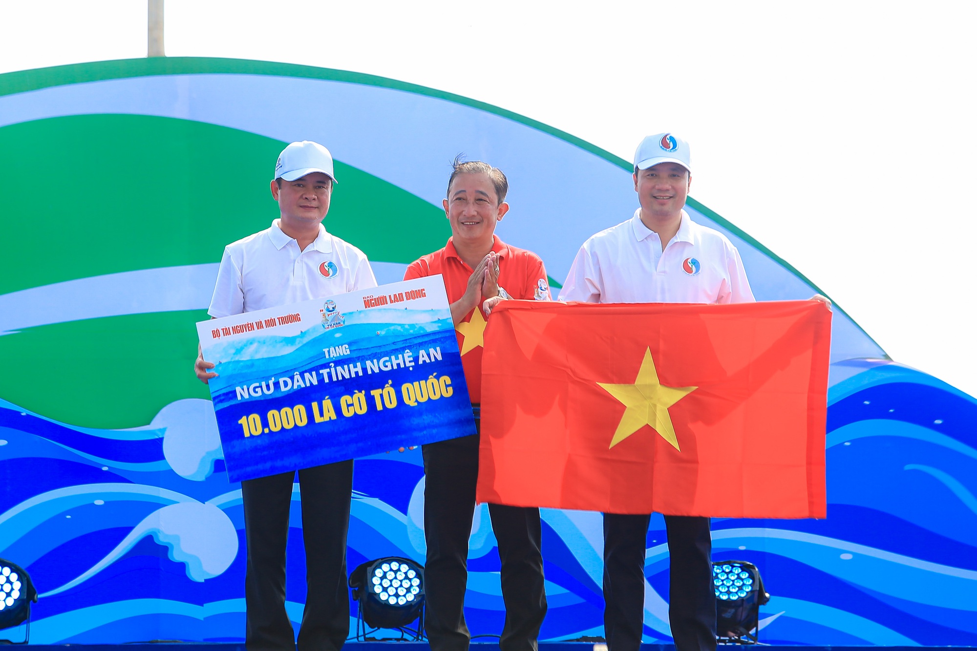 Trao 10.000 lá cờ Tổ quốc cho ngư dân Nghệ An