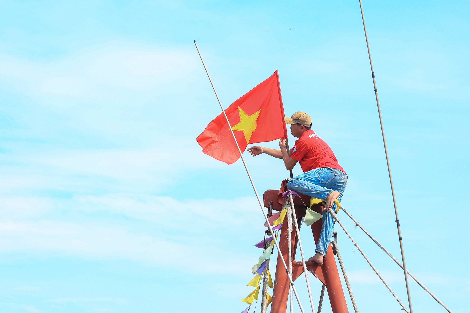 Trao 10.000 lá cờ Tổ quốc cho ngư dân Nghệ An - Ảnh 2.