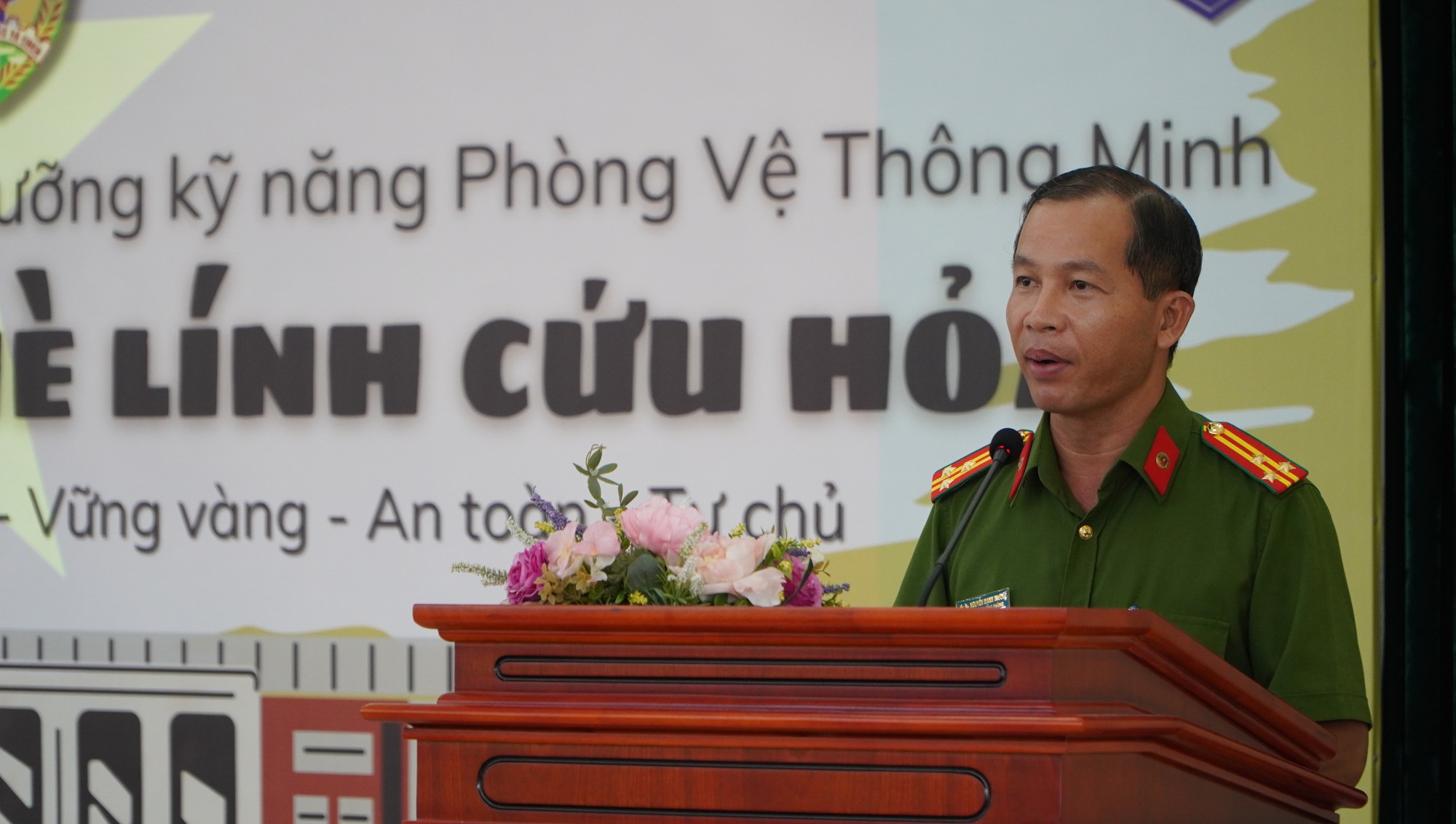 Mẹ về mạnh khỏe, con ở lại làm lính cứu hỏa - Ảnh 2.