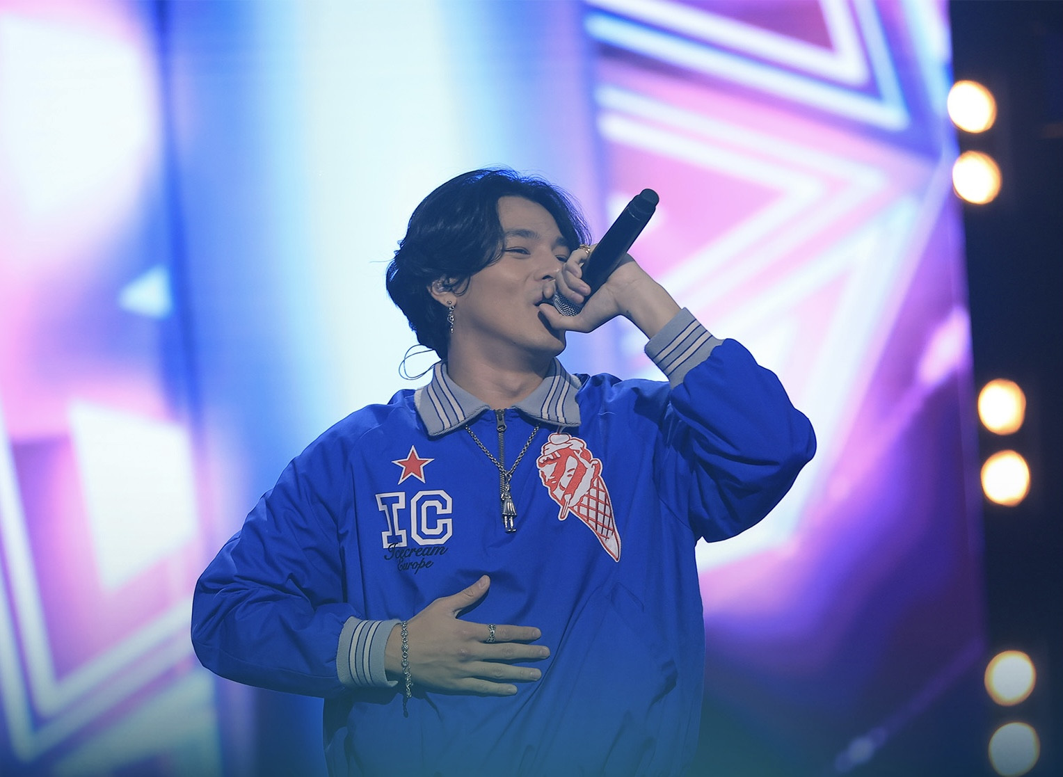 Kh&aacute;n giả trường quay Rap Việt bị tố m&ecirc; vẻ ngo&agrave;i, thiếu kiến thức - Ảnh 2.