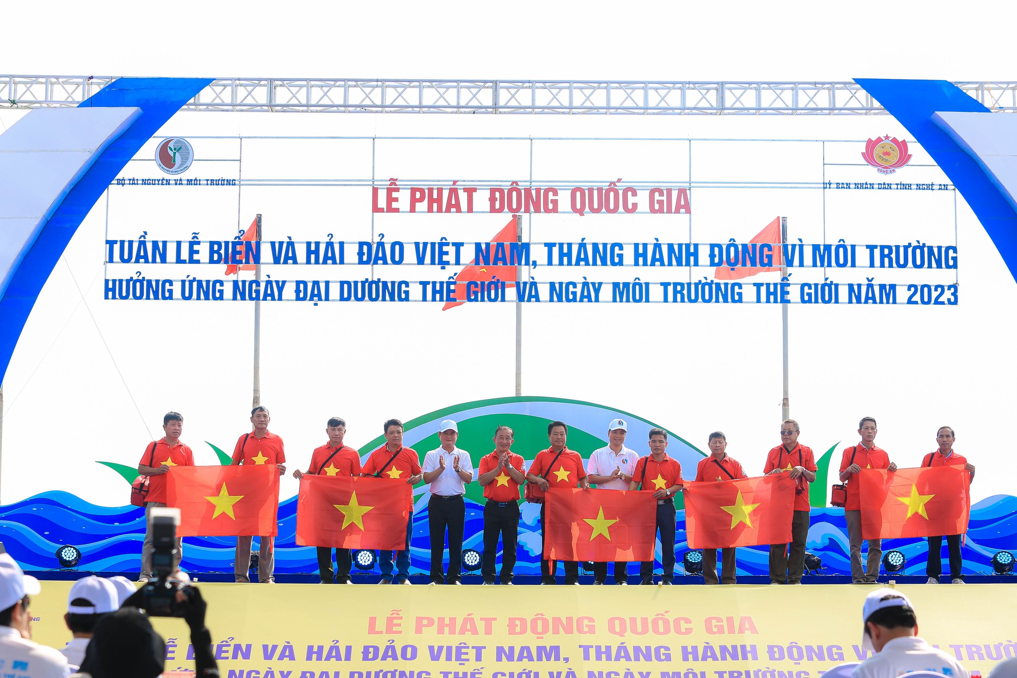 Trao 10.000 l&aacute; cờ Tổ quốc cho ngư d&acirc;n nh&acirc;n Tuần lễ Biển v&agrave; Hải đảo - Ảnh 3.