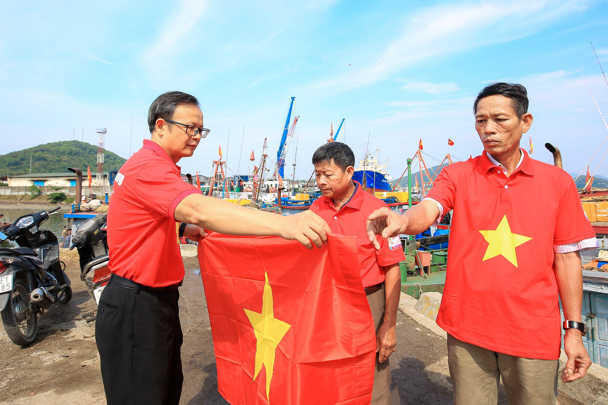 Trao 10.000 l&aacute; cờ Tổ quốc cho ngư d&acirc;n nh&acirc;n Tuần lễ Biển v&agrave; Hải đảo - Ảnh 5.